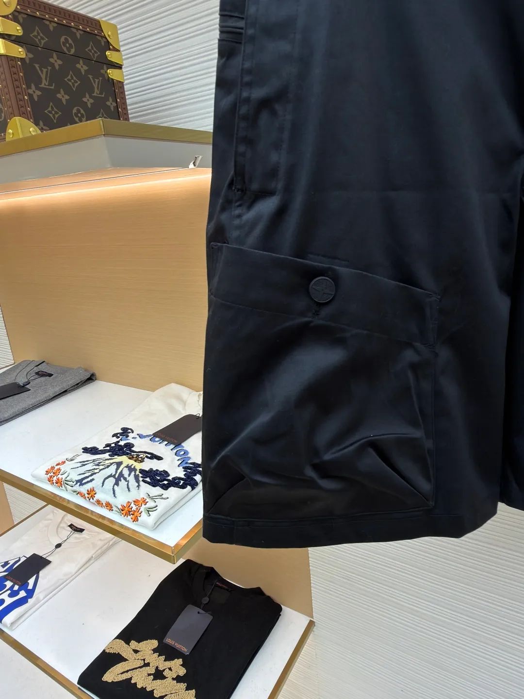 Dior Stone Island co-branded shorts ●Original version: purchased and developed for 21000 ●Item number: 1681493-B70 ●Fabric: cotton high-density twill satin fabric ●Technology: made by rubber coating ●Color: black ●Version: fitted version ●Weight: about 390 grams ●Size: 44-46-48-50 ●Description: The fabric is made of [60s cotton high-density twill satin fabric], [5A grade long-staple cotton yarn], [warp and weft density 200*120], purchased Y version and printed AB color to confirm the dye formula, [custom-dyed bulk fabric color], using [2C thickness TPU hot melt adhesive film], round shaft [glue coating process], high count [ Satin fabric] plus [adhesive film to keep the fabric] 3D three-dimensional, [cool coating] can absorb moisture and perspire, [mold customization with logo rotating puller], [5# platinum corn teeth closed tail zipper], [mould customization silicone cylindrical buckle], the bag is made of [domestic high-speed machine embroidered small logo letters + grid flat embroidered seal]. The overall wiring is straight and delicate, the fabric is comfortable and soft, and the color is consistent without color difference. It can be matched with the same style to create a fashionable look and control various occasions. Customized accessories, complete with three standards, same style for men and women!