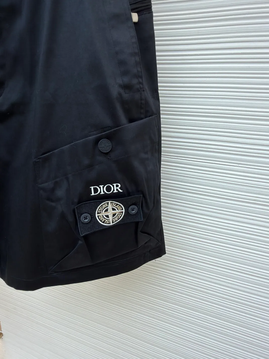 Dior Stone Island co-branded shorts ●Original version: purchased and developed for 21000 ●Item number: 1681493-B70 ●Fabric: cotton high-density twill satin fabric ●Technology: made by rubber coating ●Color: black ●Version: fitted version ●Weight: about 390 grams ●Size: 44-46-48-50 ●Description: The fabric is made of [60s cotton high-density twill satin fabric], [5A grade long-staple cotton yarn], [warp and weft density 200*120], purchased Y version and printed AB color to confirm the dye formula, [custom-dyed bulk fabric color], using [2C thickness TPU hot melt adhesive film], round shaft [glue coating process], high count [ Satin fabric] plus [adhesive film to keep the fabric] 3D three-dimensional, [cool coating] can absorb moisture and perspire, [mold customization with logo rotating puller], [5# platinum corn teeth closed tail zipper], [mould customization silicone cylindrical buckle], the bag is made of [domestic high-speed machine embroidered small logo letters + grid flat embroidered seal]. The overall wiring is straight and delicate, the fabric is comfortable and soft, and the color is consistent without color difference. It can be matched with the same style to create a fashionable look and control various occasions. Customized accessories, complete with three standards, same style for men and women!