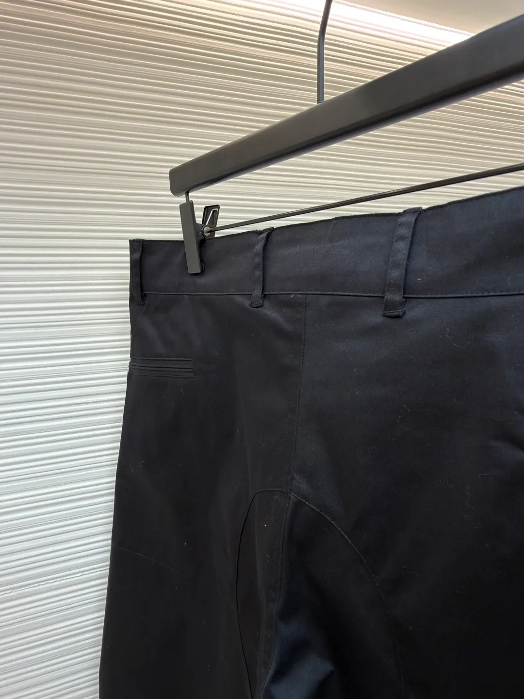 Dior Stone Island co-branded shorts ●Original version: purchased and developed for 21000 ●Item number: 1681493-B70 ●Fabric: cotton high-density twill satin fabric ●Technology: made by rubber coating ●Color: black ●Version: fitted version ●Weight: about 390 grams ●Size: 44-46-48-50 ●Description: The fabric is made of [60s cotton high-density twill satin fabric], [5A grade long-staple cotton yarn], [warp and weft density 200*120], purchased Y version and printed AB color to confirm the dye formula, [custom-dyed bulk fabric color], using [2C thickness TPU hot melt adhesive film], round shaft [glue coating process], high count [ Satin fabric] plus [adhesive film to keep the fabric] 3D three-dimensional, [cool coating] can absorb moisture and perspire, [mold customization with logo rotating puller], [5# platinum corn teeth closed tail zipper], [mould customization silicone cylindrical buckle], the bag is made of [domestic high-speed machine embroidered small logo letters + grid flat embroidered seal]. The overall wiring is straight and delicate, the fabric is comfortable and soft, and the color is consistent without color difference. It can be matched with the same style to create a fashionable look and control various occasions. Customized accessories, complete with three standards, same style for men and women!