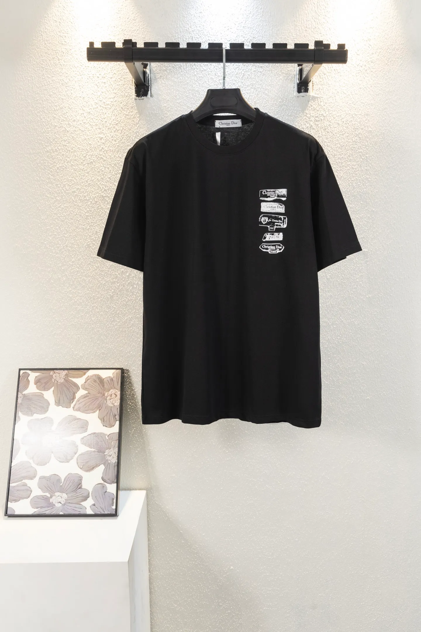 🅿️166 Style No. L8030 DIOR Dior printed letters‼ ️Short-sleeved T-shirt® is the same as the official website *Customized 280g cotton fabric, soft, skin-friendly and comfortable *Laminated letter logo on the front *A very simple and elegant one that is unparalleled in terms of upper body comfort, interpreting your luxury and taste, and creating your fashionable style and charm. ⚠️Washing method: It is recommended to dry clean or wrap the reverse side in a laundry bag and machine wash it quickly in cold water and let it dry naturally! ⚠️Same style for men and women 𝐂𝐎𝐋𝐎𝐔𝐑: white black 𝐒𝐈𝐙𝐄 XS S M L