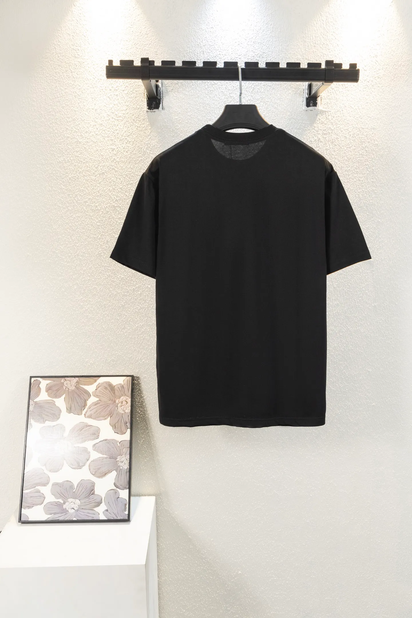 🅿️166 Style No. L8030 DIOR Dior printed letters‼ ️Short-sleeved T-shirt® is the same as the official website *Customized 280g cotton fabric, soft, skin-friendly and comfortable *Laminated letter logo on the front *A very simple and elegant one that is unparalleled in terms of upper body comfort, interpreting your luxury and taste, and creating your fashionable style and charm. ⚠️Washing method: It is recommended to dry clean or wrap the reverse side in a laundry bag and machine wash it quickly in cold water and let it dry naturally! ⚠️Same style for men and women 𝐂𝐎𝐋𝐎𝐔𝐑: white black 𝐒𝐈𝐙𝐄 XS S M L