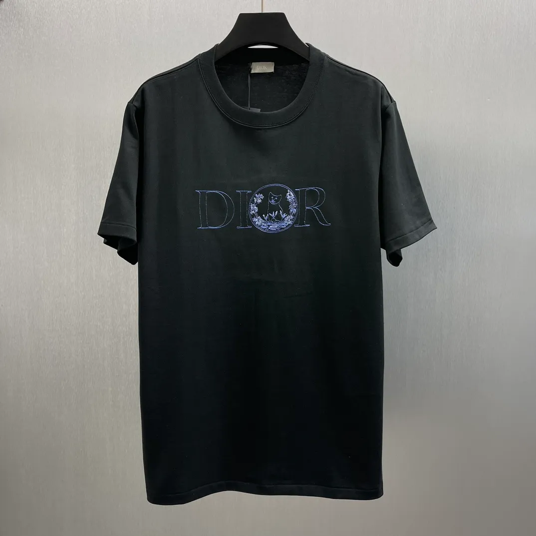 🅿️250 🧧CD Floral Cat🐱Short Sleeve Size: S-XL This "shirt displays the logo from this season's DIOR AND HYLTON NEL joint series. Carefully crafted from white cotton jersey fabric, the classic silhouette is paired with a ribbed crew neck and embroidery on the chest enhances style. Casual cut, can be worn with sports pants or jeans.