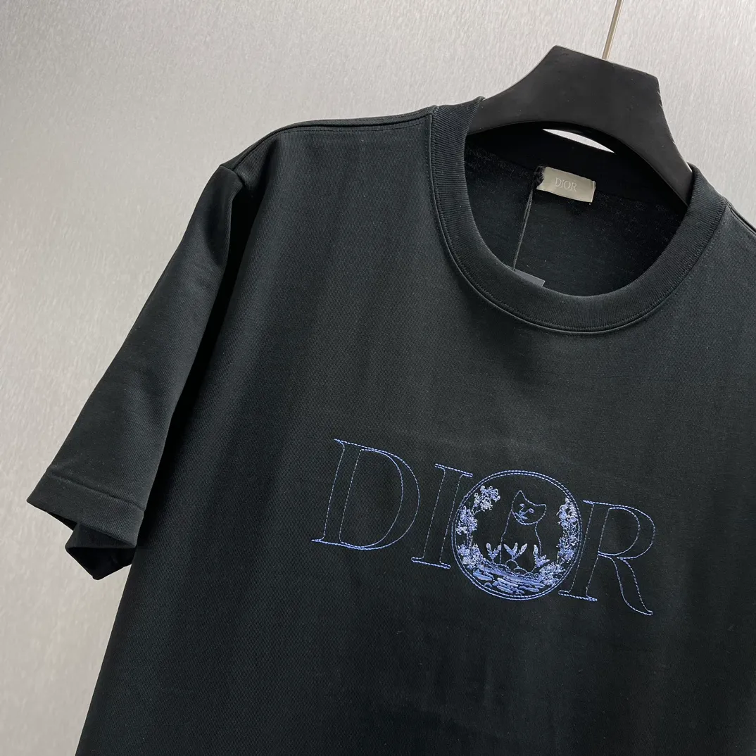 🅿️250 🧧CD Floral Cat🐱Short Sleeve Size: S-XL This "shirt displays the logo from this season's DIOR AND HYLTON NEL joint series. Carefully crafted from white cotton jersey fabric, the classic silhouette is paired with a ribbed crew neck and embroidery on the chest enhances style. Casual cut, can be worn with sports pants or jeans.