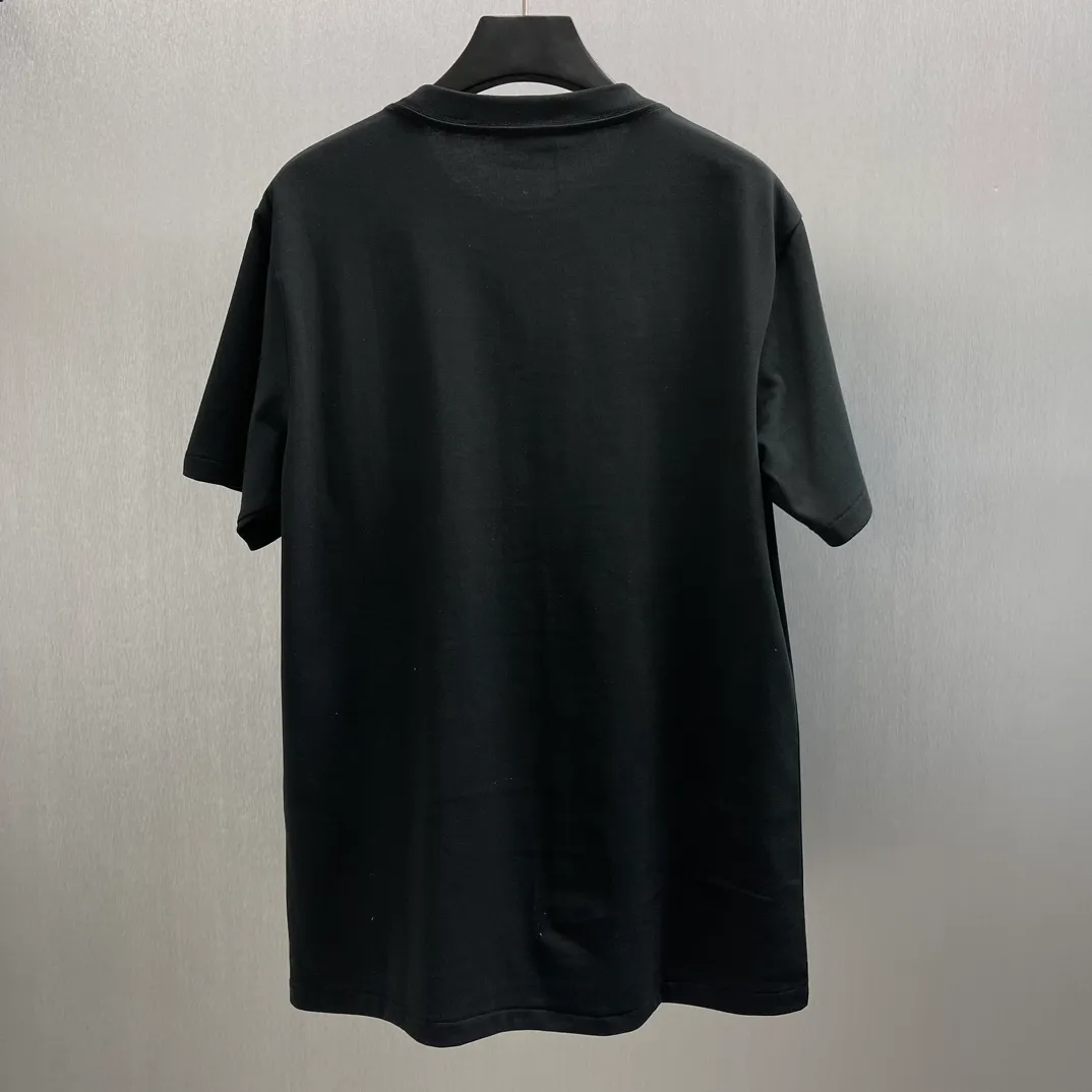 🅿️250 🧧CD Floral Cat🐱Short Sleeve Size: S-XL This "shirt displays the logo from this season's DIOR AND HYLTON NEL joint series. Carefully crafted from white cotton jersey fabric, the classic silhouette is paired with a ribbed crew neck and embroidery on the chest enhances style. Casual cut, can be worn with sports pants or jeans.