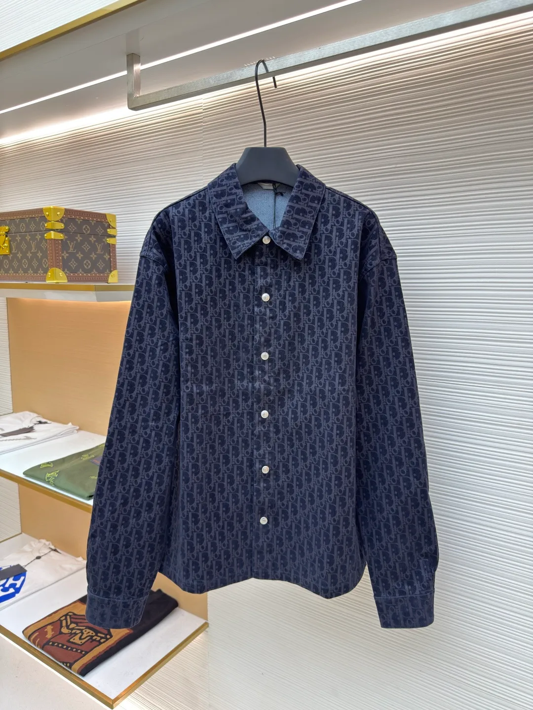 DIOR full-print lapel single-breasted shirt jacket ●Original version: purchased and developed by 12369 ●Item number: 1680733-C00 ●Fabric: cotton fabric ●Technology: printing production ●Version: fitted version ●Weight: about 675 grams ●Size: S-M-L-XL ●Description: Customized cotton fabric is used, and a special pre-treatment process ensures its comfort, stiffness and durability. The classic brand logo on the surface is accurately presented using high-precision printing and dyeing technology. The pattern is clear and regular, and the color is uniform; the cutting and sewing lines of the collar are smooth and fit the neck curve. It is comfortable to wear and can show good styling effects. The buttons are made of high-quality materials, with a high-grade texture and complement the overall style of the shirt. The buttons are firmly installed and the stitching is fine and even. The overall wiring is straight and delicate, the fabric is comfortable and soft, and the color is consistent without color difference. It can be matched with the same style to create a fashionable look and control various occasions. Customized accessories, complete with three standards, same style for men and women!