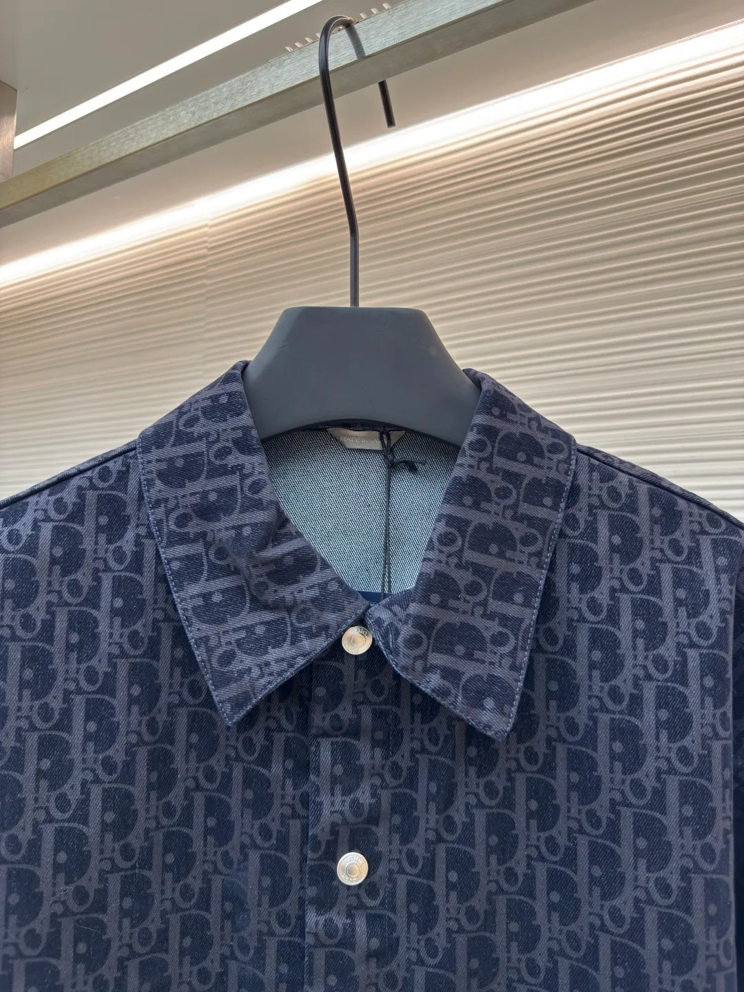 DIOR full-print lapel single-breasted shirt jacket ●Original version: purchased and developed by 12369 ●Item number: 1680733-C00 ●Fabric: cotton fabric ●Technology: printing production ●Version: fitted version ●Weight: about 675 grams ●Size: S-M-L-XL ●Description: Customized cotton fabric is used, and a special pre-treatment process ensures its comfort, stiffness and durability. The classic brand logo on the surface is accurately presented using high-precision printing and dyeing technology. The pattern is clear and regular, and the color is uniform; the cutting and sewing lines of the collar are smooth and fit the neck curve. It is comfortable to wear and can show good styling effects. The buttons are made of high-quality materials, with a high-grade texture and complement the overall style of the shirt. The buttons are firmly installed and the stitching is fine and even. The overall wiring is straight and delicate, the fabric is comfortable and soft, and the color is consistent without color difference. It can be matched with the same style to create a fashionable look and control various occasions. Customized accessories, complete with three standards, same style for men and women!