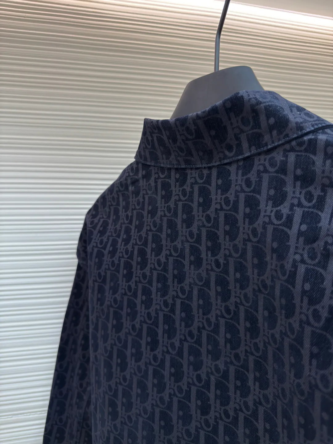 DIOR full-print lapel single-breasted shirt jacket ●Original version: purchased and developed by 12369 ●Item number: 1680733-C00 ●Fabric: cotton fabric ●Technology: printing production ●Version: fitted version ●Weight: about 675 grams ●Size: S-M-L-XL ●Description: Customized cotton fabric is used, and a special pre-treatment process ensures its comfort, stiffness and durability. The classic brand logo on the surface is accurately presented using high-precision printing and dyeing technology. The pattern is clear and regular, and the color is uniform; the cutting and sewing lines of the collar are smooth and fit the neck curve. It is comfortable to wear and can show good styling effects. The buttons are made of high-quality materials, with a high-grade texture and complement the overall style of the shirt. The buttons are firmly installed and the stitching is fine and even. The overall wiring is straight and delicate, the fabric is comfortable and soft, and the color is consistent without color difference. It can be matched with the same style to create a fashionable look and control various occasions. Customized accessories, complete with three standards, same style for men and women!