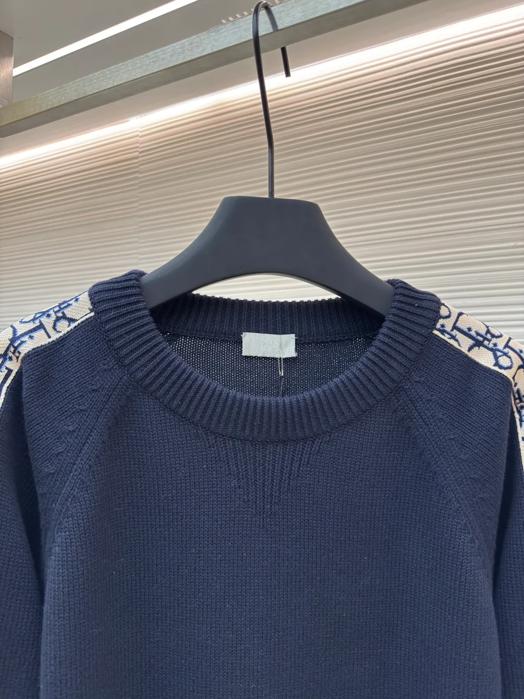 Dior sleeve webbing jacquard sweater ●Authentic product: 11000 purchase and development ●Item number: 1680530-B40 ●Fabric: wool fabric ●Technology: Wool jacquard production ●Version: fitted version ●Weight: about 815 grams ●Size: XS-S-M-L ●Description: The original version is dyed and dyed, and the color similarity is as high as 95%. It is made of 100% fully combed cotton yarn. The body of the clothes is woven on the same 7G loom as the original version. The mulberry silk webbing on both sides is made of 16-needle ultra-fine according to the original version. The needle types are individually knitted, sewn, washed, and finally the webbing is operated by highly skilled lathes. Ordinary lathes cannot carve such a straight webbing. This place particularly tests the lathes' skills. The overall wiring is straight and delicate, the fabric is comfortable and soft, and the color is consistent without color difference. It can be matched with the same style to create a fashionable look, and can be used in various occasions. Customized accessories, complete with three standards, same style for men and women!