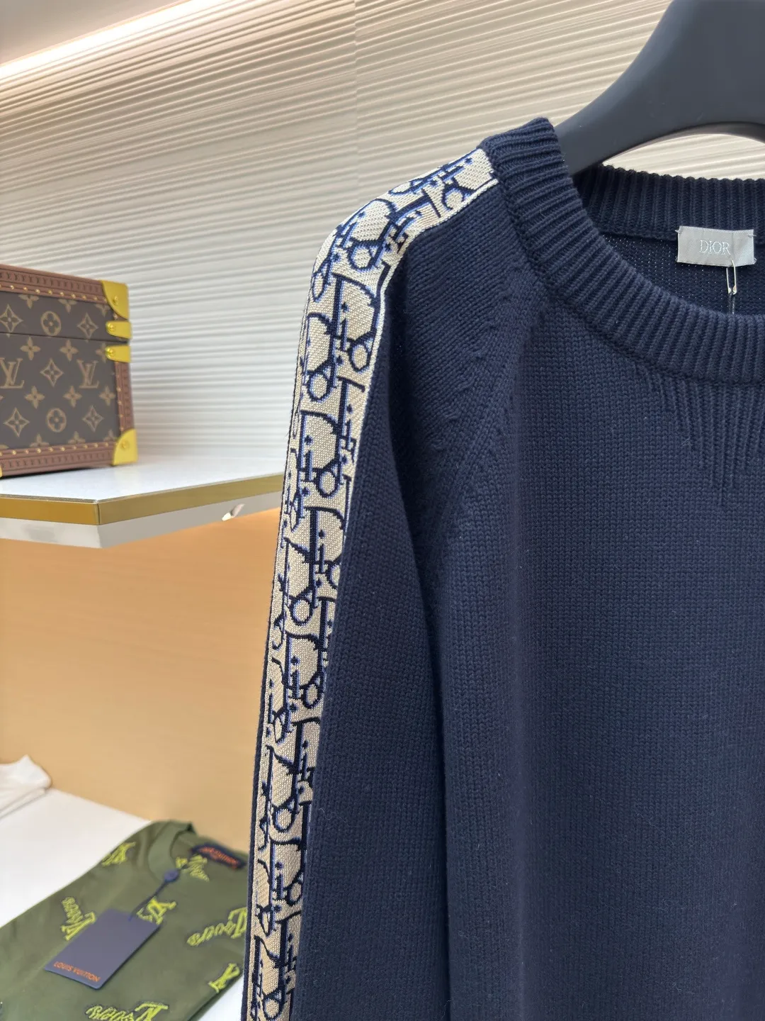 Dior sleeve webbing jacquard sweater ●Authentic product: 11000 purchase and development ●Item number: 1680530-B40 ●Fabric: wool fabric ●Technology: Wool jacquard production ●Version: fitted version ●Weight: about 815 grams ●Size: XS-S-M-L ●Description: The original version is dyed and dyed, and the color similarity is as high as 95%. It is made of 100% fully combed cotton yarn. The body of the clothes is woven on the same 7G loom as the original version. The mulberry silk webbing on both sides is made of 16-needle ultra-fine according to the original version. The needle types are individually knitted, sewn, washed, and finally the webbing is operated by highly skilled lathes. Ordinary lathes cannot carve such a straight webbing. This place particularly tests the lathes' skills. The overall wiring is straight and delicate, the fabric is comfortable and soft, and the color is consistent without color difference. It can be matched with the same style to create a fashionable look, and can be used in various occasions. Customized accessories, complete with three standards, same style for men and women!