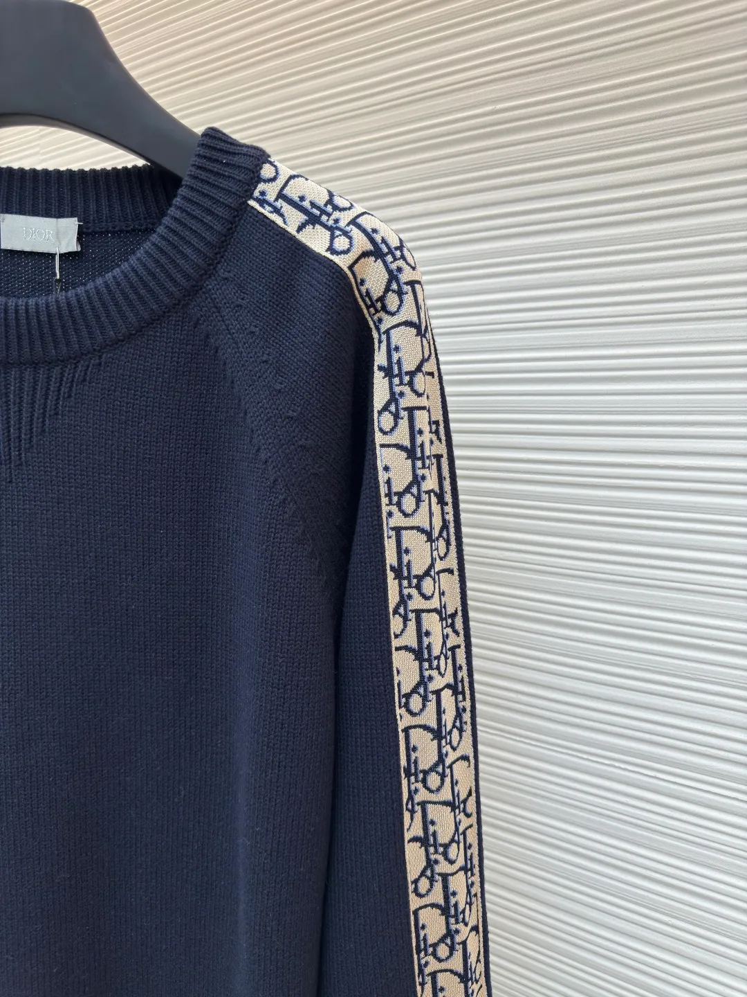 Dior sleeve webbing jacquard sweater ●Authentic product: 11000 purchase and development ●Item number: 1680530-B40 ●Fabric: wool fabric ●Technology: Wool jacquard production ●Version: fitted version ●Weight: about 815 grams ●Size: XS-S-M-L ●Description: The original version is dyed and dyed, and the color similarity is as high as 95%. It is made of 100% fully combed cotton yarn. The body of the clothes is woven on the same 7G loom as the original version. The mulberry silk webbing on both sides is made of 16-needle ultra-fine according to the original version. The needle types are individually knitted, sewn, washed, and finally the webbing is operated by highly skilled lathes. Ordinary lathes cannot carve such a straight webbing. This place particularly tests the lathes' skills. The overall wiring is straight and delicate, the fabric is comfortable and soft, and the color is consistent without color difference. It can be matched with the same style to create a fashionable look, and can be used in various occasions. Customized accessories, complete with three standards, same style for men and women!