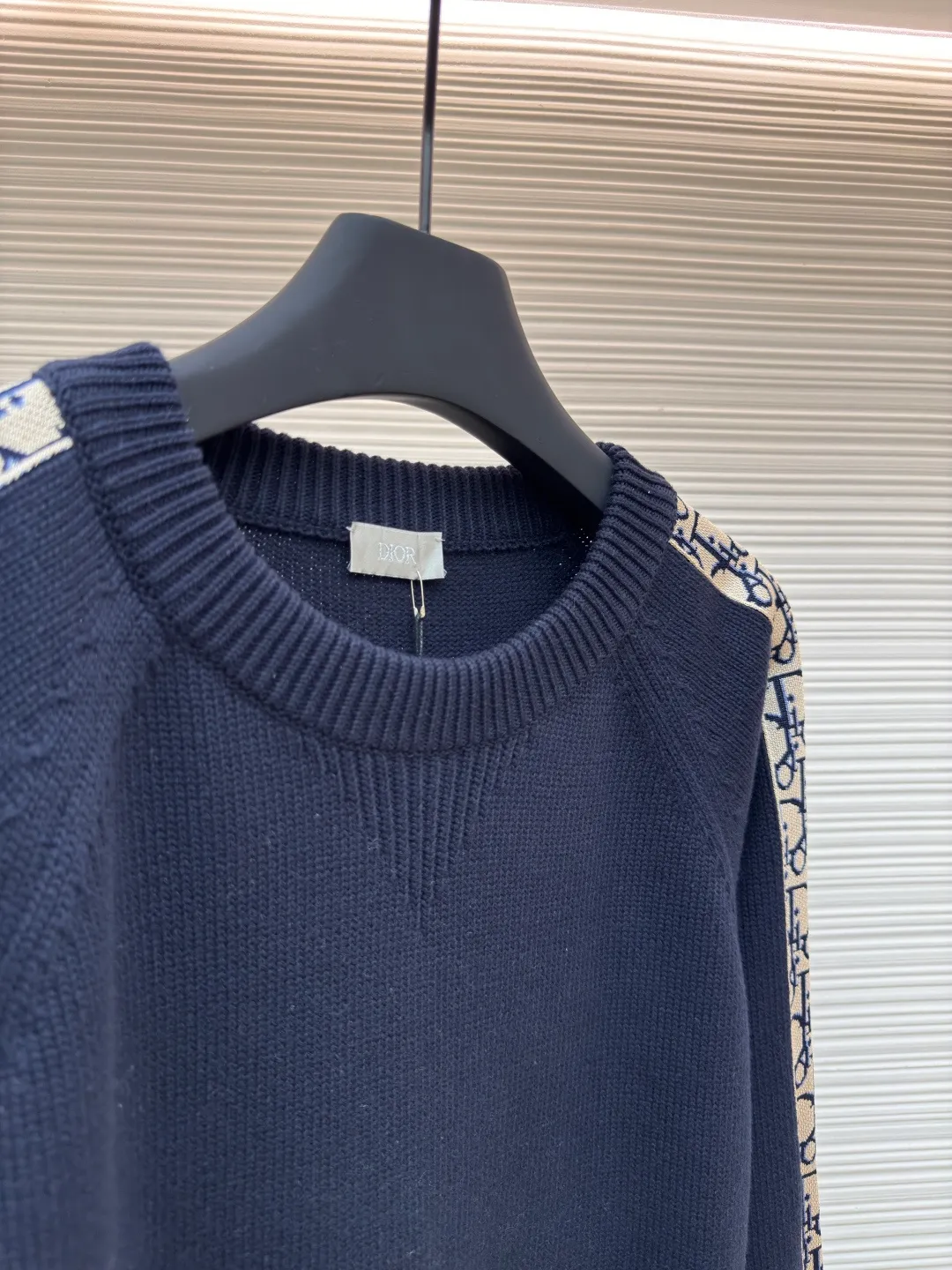 Dior sleeve webbing jacquard sweater ●Authentic product: 11000 purchase and development ●Item number: 1680530-B40 ●Fabric: wool fabric ●Technology: Wool jacquard production ●Version: fitted version ●Weight: about 815 grams ●Size: XS-S-M-L ●Description: The original version is dyed and dyed, and the color similarity is as high as 95%. It is made of 100% fully combed cotton yarn. The body of the clothes is woven on the same 7G loom as the original version. The mulberry silk webbing on both sides is made of 16-needle ultra-fine according to the original version. The needle types are individually knitted, sewn, washed, and finally the webbing is operated by highly skilled lathes. Ordinary lathes cannot carve such a straight webbing. This place particularly tests the lathes' skills. The overall wiring is straight and delicate, the fabric is comfortable and soft, and the color is consistent without color difference. It can be matched with the same style to create a fashionable look, and can be used in various occasions. Customized accessories, complete with three standards, same style for men and women!