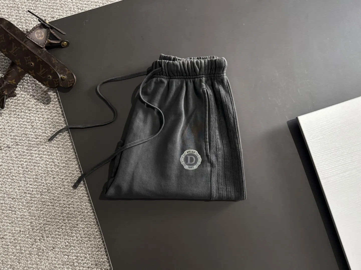 🅿️330 shipped next day, high-end goods DIOR/Dior 2025 spring and summer new elastic band casual solid color loose shorts, two needle stitches at the hem, fine and firm stitching, custom-made fabrics at the counter, high breathability and comfort, impeccable details, brand element design concept, reflecting high quality. It feels delicate and soft! It presents a casual cut and the upper body shape is great! Size: S-XXL