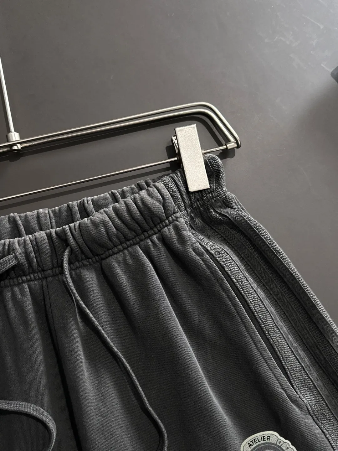 🅿️330 shipped next day, high-end goods DIOR/Dior 2025 spring and summer new elastic band casual solid color loose shorts, two needle stitches at the hem, fine and firm stitching, custom-made fabrics at the counter, high breathability and comfort, impeccable details, brand element design concept, reflecting high quality. It feels delicate and soft! It presents a casual cut and the upper body shape is great! Size: S-XXL