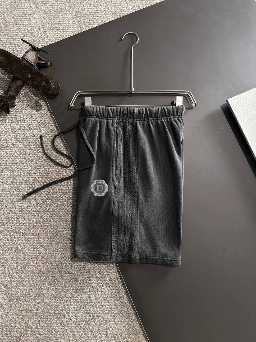 🅿️330 shipped next day, high-end goods DIOR/Dior 2025 spring and summer new elastic band casual solid color loose shorts, two needle stitches at the hem, fine and firm stitching, custom-made fabrics at the counter, high breathability and comfort, impeccable details, brand element design concept, reflecting high quality. It feels delicate and soft! It presents a casual cut and the upper body shape is great! Size: S-XXL