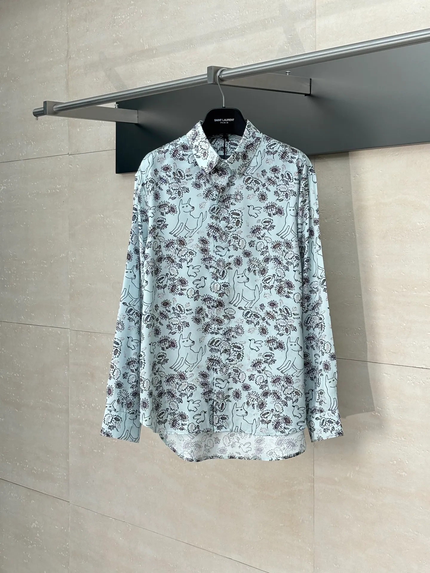 🅿️456 Dio*/Dior 25ss new animal and plant all-over mulberry silk twill flower shirt comes from the DIO AND HYLTON NEL joint series, showing the interpretation of the artist's work. Crafted from green mulberry silk twill fabric, it features a classic cut and a hidden button fastening. The style is fashionable and can be paired with other pieces from the limited series.  Size: 39-S/40-M/41-L/42-XL