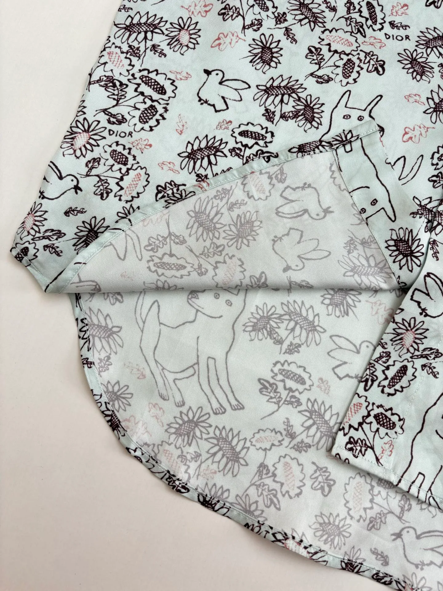 🅿️456 Dio*/Dior 25ss new animal and plant all-over mulberry silk twill flower shirt comes from the DIO AND HYLTON NEL joint series, showing the interpretation of the artist's work. Crafted from green mulberry silk twill fabric, it features a classic cut and a hidden button fastening. The style is fashionable and can be paired with other pieces from the limited series.  Size: 39-S/40-M/41-L/42-XL