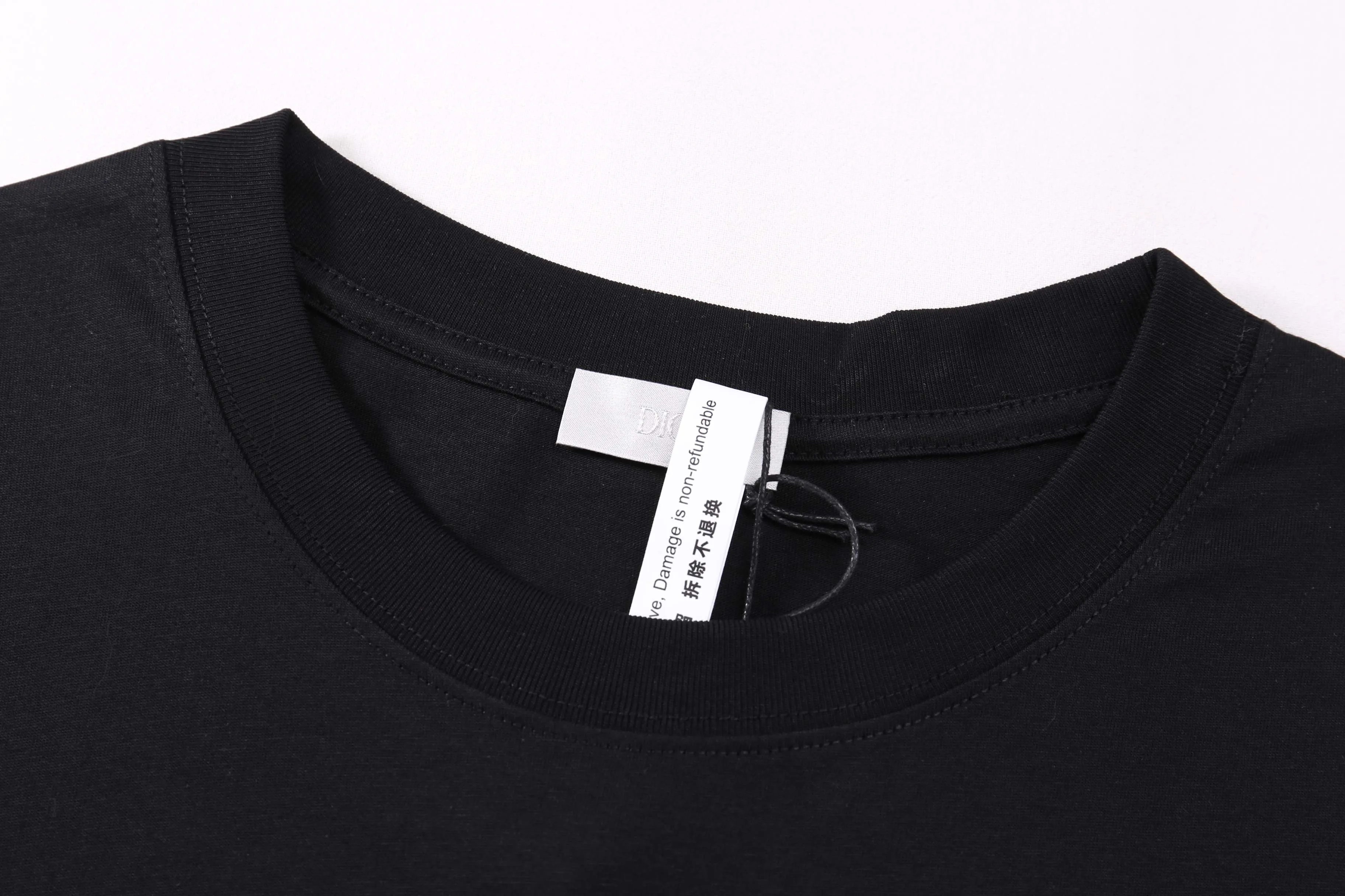 🅿️170 Correct version of high-quality DI0R new flocked logo printed round neck short-sleeved T-shirt. Made of 50s double-ply long-staple cotton plain fabric, treated with dust-free wool processing to give a smooth and soft cotton feel. The front panel is flocked and printed with a hand-made platen screen. The bottom layer is coated with anti-sublimation liquid and then scraped with flocking slurry. The pile is made of 0.2mm high viscose velvet. Two-color pile is mixed. The bottom of the cage cover is electrostatic flocking process. Multiple printing tests are carried out to test the flocking operation time. The number and density of the pile are controlled to ensure that the visual effect is consistent with the original. SIZE: XS S M L