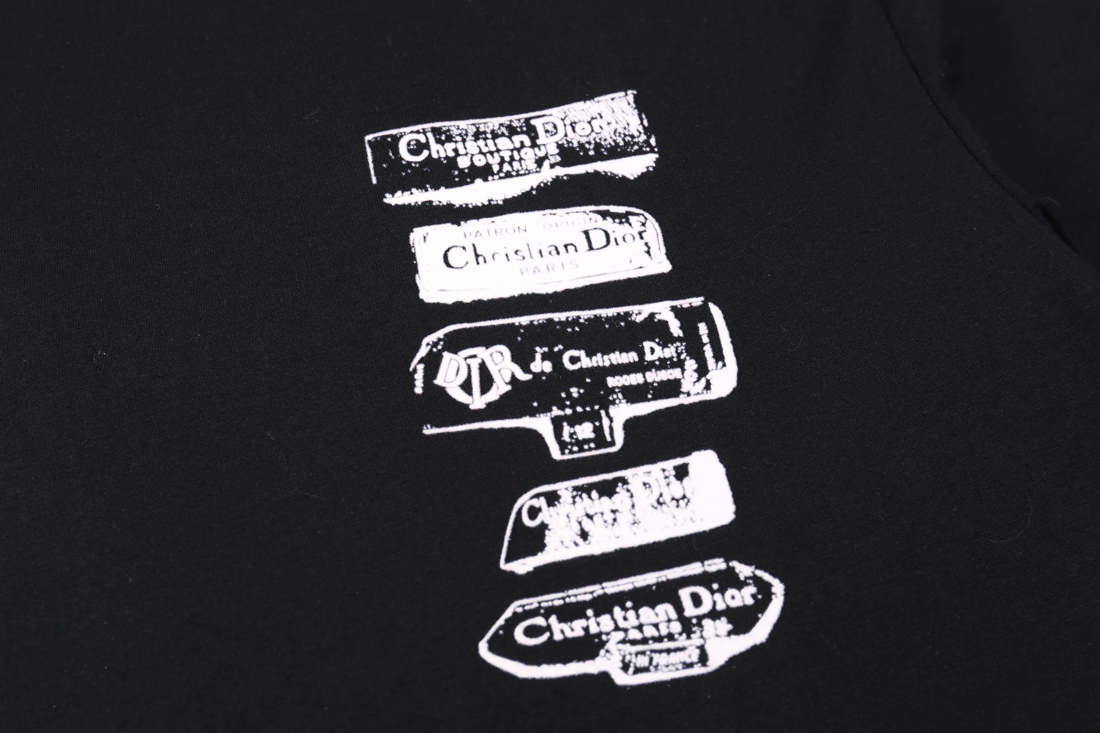 🅿️170 Correct version of high-quality DI0R new flocked logo printed round neck short-sleeved T-shirt. Made of 50s double-ply long-staple cotton plain fabric, treated with dust-free wool processing to give a smooth and soft cotton feel. The front panel is flocked and printed with a hand-made platen screen. The bottom layer is coated with anti-sublimation liquid and then scraped with flocking slurry. The pile is made of 0.2mm high viscose velvet. Two-color pile is mixed. The bottom of the cage cover is electrostatic flocking process. Multiple printing tests are carried out to test the flocking operation time. The number and density of the pile are controlled to ensure that the visual effect is consistent with the original. SIZE: XS S M L