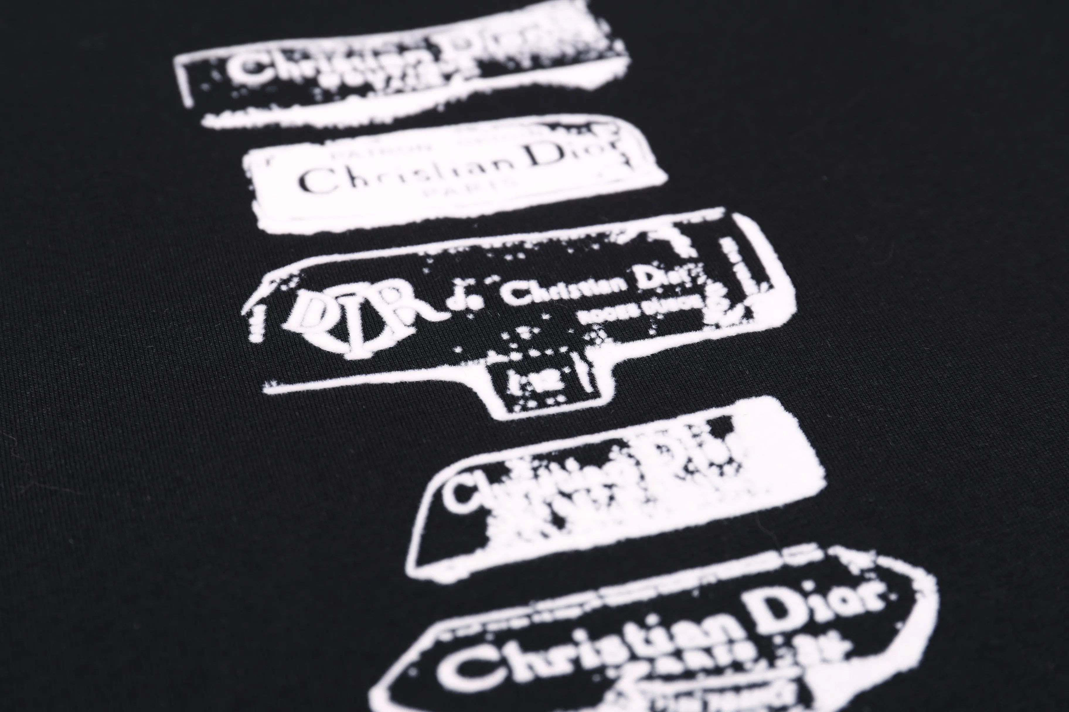 🅿️170 Correct version of high-quality DI0R new flocked logo printed round neck short-sleeved T-shirt. Made of 50s double-ply long-staple cotton plain fabric, treated with dust-free wool processing to give a smooth and soft cotton feel. The front panel is flocked and printed with a hand-made platen screen. The bottom layer is coated with anti-sublimation liquid and then scraped with flocking slurry. The pile is made of 0.2mm high viscose velvet. Two-color pile is mixed. The bottom of the cage cover is electrostatic flocking process. Multiple printing tests are carried out to test the flocking operation time. The number and density of the pile are controlled to ensure that the visual effect is consistent with the original. SIZE: XS S M L
