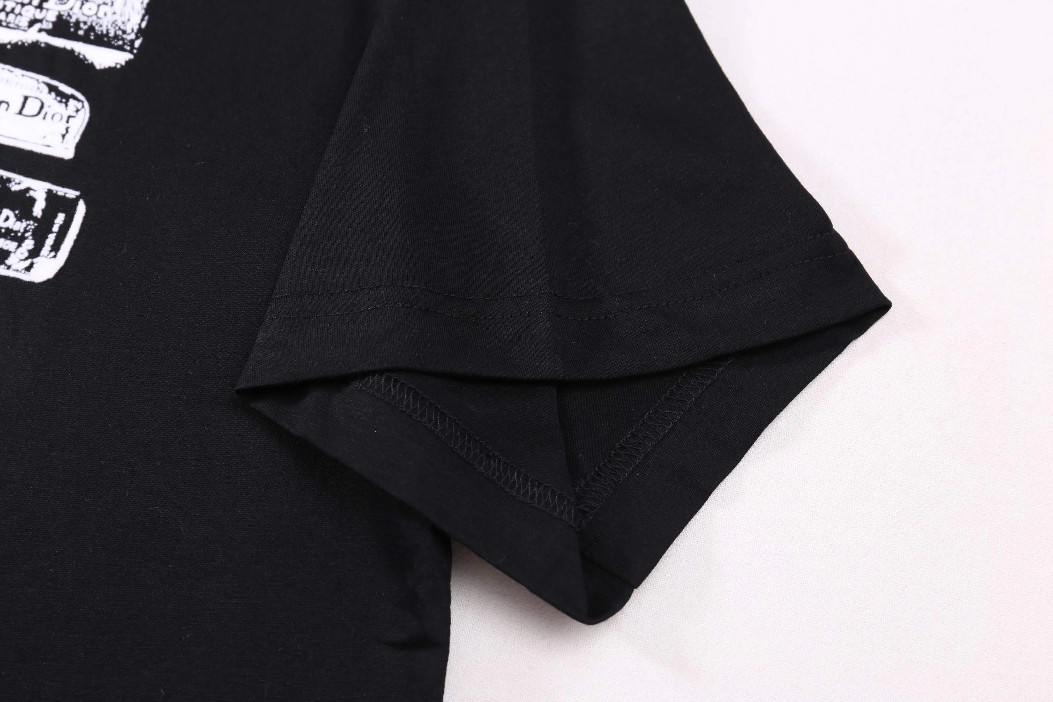 🅿️170 Correct version of high-quality DI0R new flocked logo printed round neck short-sleeved T-shirt. Made of 50s double-ply long-staple cotton plain fabric, treated with dust-free wool processing to give a smooth and soft cotton feel. The front panel is flocked and printed with a hand-made platen screen. The bottom layer is coated with anti-sublimation liquid and then scraped with flocking slurry. The pile is made of 0.2mm high viscose velvet. Two-color pile is mixed. The bottom of the cage cover is electrostatic flocking process. Multiple printing tests are carried out to test the flocking operation time. The number and density of the pile are controlled to ensure that the visual effect is consistent with the original. SIZE: XS S M L