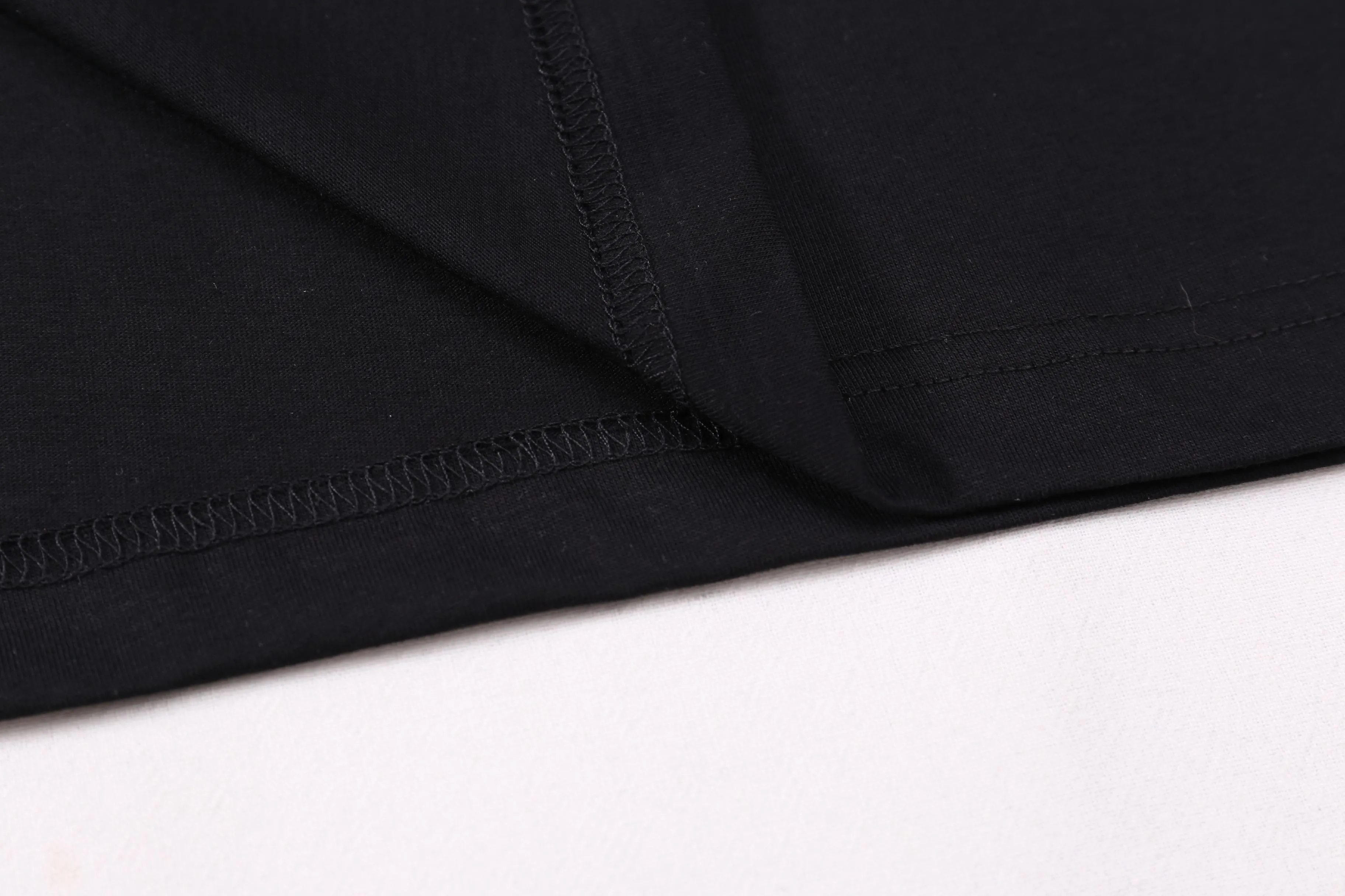 🅿️170 Correct version of high-quality DI0R new flocked logo printed round neck short-sleeved T-shirt. Made of 50s double-ply long-staple cotton plain fabric, treated with dust-free wool processing to give a smooth and soft cotton feel. The front panel is flocked and printed with a hand-made platen screen. The bottom layer is coated with anti-sublimation liquid and then scraped with flocking slurry. The pile is made of 0.2mm high viscose velvet. Two-color pile is mixed. The bottom of the cage cover is electrostatic flocking process. Multiple printing tests are carried out to test the flocking operation time. The number and density of the pile are controlled to ensure that the visual effect is consistent with the original. SIZE: XS S M L