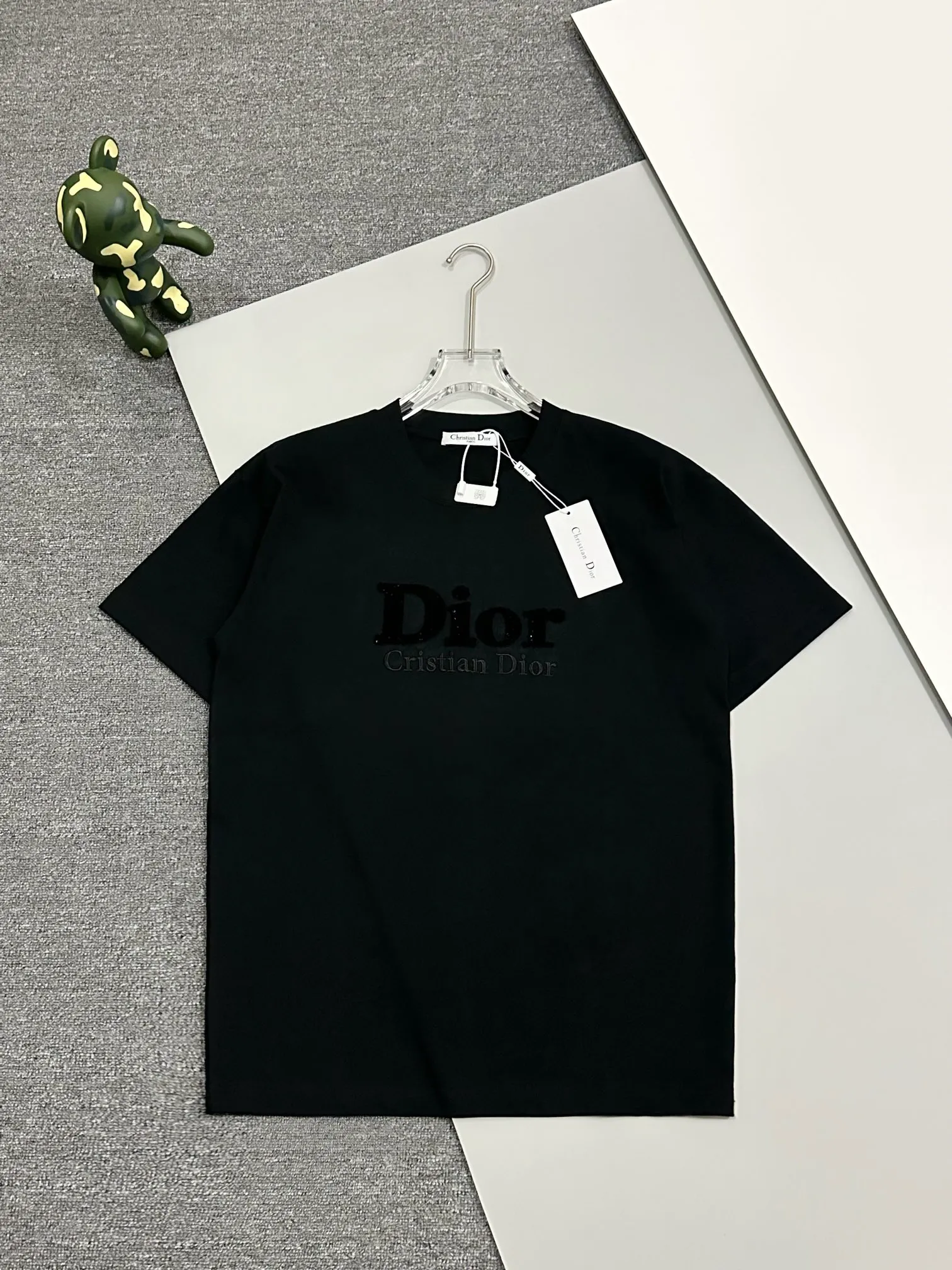 🅿️190 [High quality] Dior's new summer round neck T-shirt, embroidered bottom sequins and toothbrush embroidered English logo short-sleeved T-shirt, toothbrush embroidery technology, same color embroidery. Soft and delicate, 32-count 280g combed cotton fabric, soft and skin-friendly. The workmanship is meticulous and the thickness is moderate. The same style for men and women, loose fit, fashionable and versatile for all ages. All three standards are complete. Color: White~Black Size: S-XL