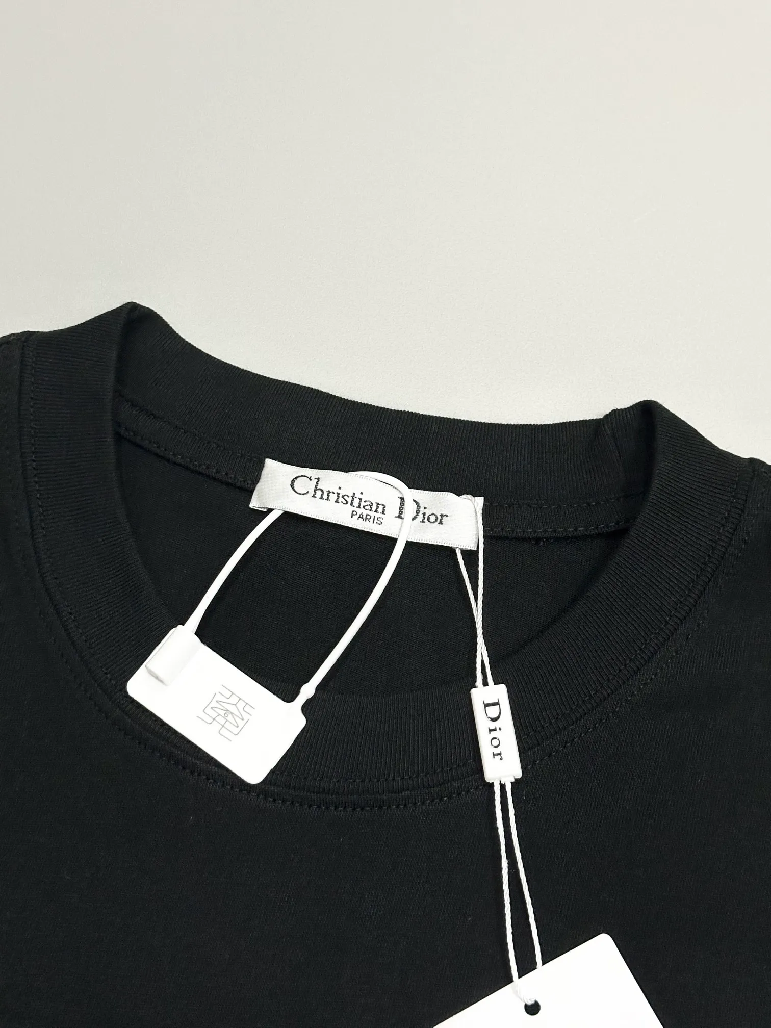 🅿️190 [High quality] Dior's new summer round neck T-shirt, embroidered bottom sequins and toothbrush embroidered English logo short-sleeved T-shirt, toothbrush embroidery technology, same color embroidery. Soft and delicate, 32-count 280g combed cotton fabric, soft and skin-friendly. The workmanship is meticulous and the thickness is moderate. The same style for men and women, loose fit, fashionable and versatile for all ages. All three standards are complete. Color: White~Black Size: S-XL