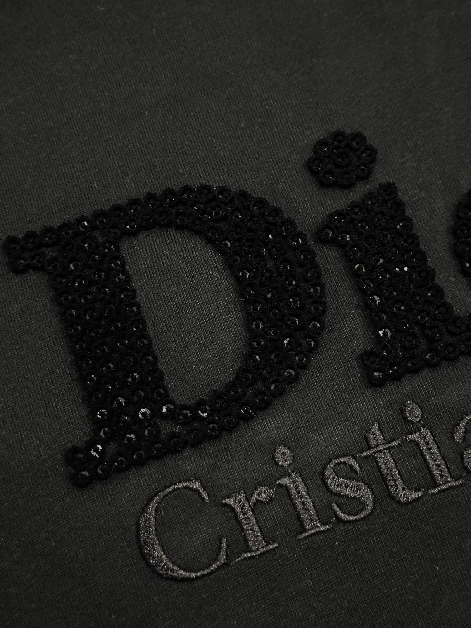 🅿️190 [High quality] Dior's new summer round neck T-shirt, embroidered bottom sequins and toothbrush embroidered English logo short-sleeved T-shirt, toothbrush embroidery technology, same color embroidery. Soft and delicate, 32-count 280g combed cotton fabric, soft and skin-friendly. The workmanship is meticulous and the thickness is moderate. The same style for men and women, loose fit, fashionable and versatile for all ages. All three standards are complete. Color: White~Black Size: S-XL