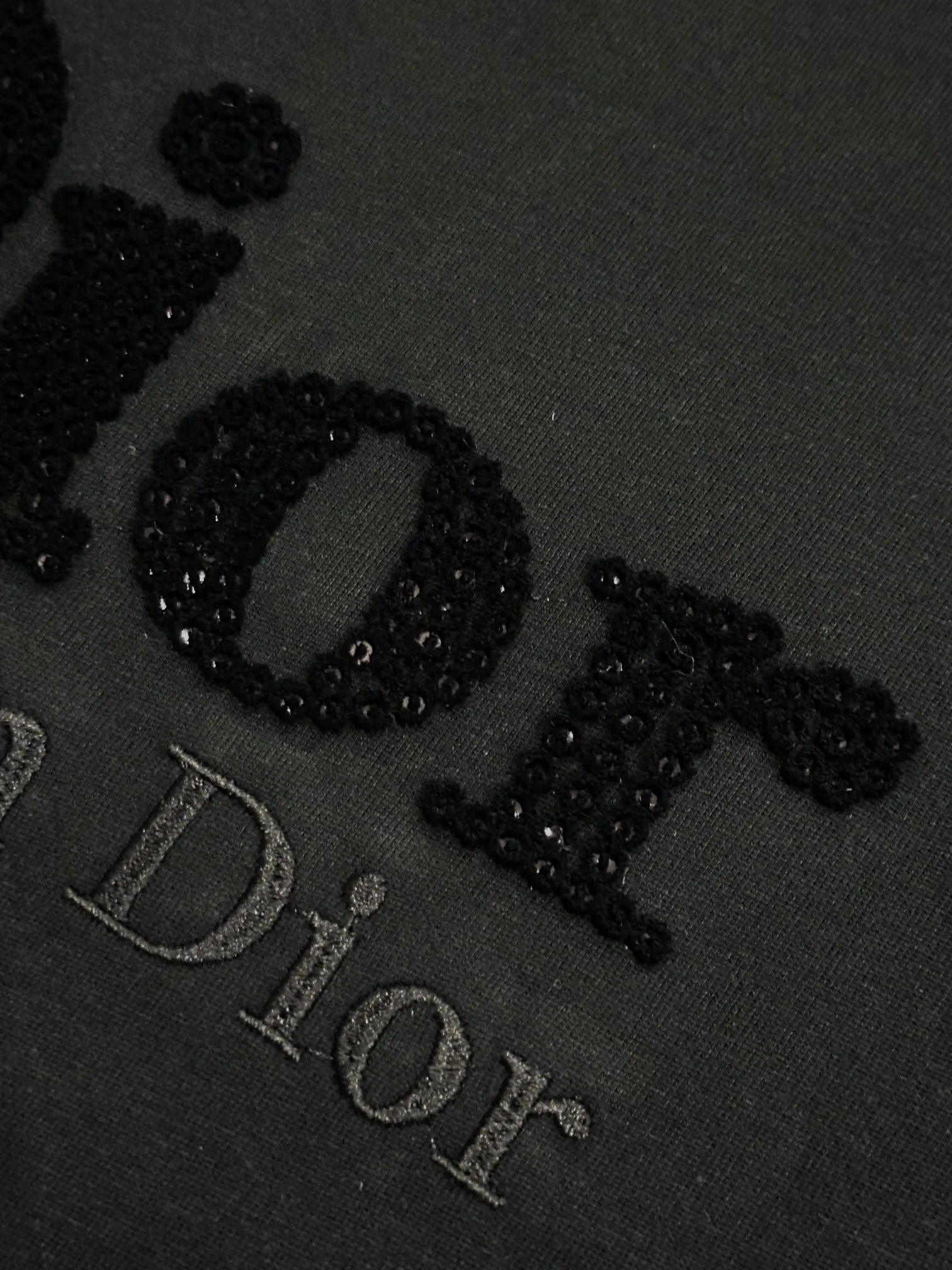 🅿️190 [High quality] Dior's new summer round neck T-shirt, embroidered bottom sequins and toothbrush embroidered English logo short-sleeved T-shirt, toothbrush embroidery technology, same color embroidery. Soft and delicate, 32-count 280g combed cotton fabric, soft and skin-friendly. The workmanship is meticulous and the thickness is moderate. The same style for men and women, loose fit, fashionable and versatile for all ages. All three standards are complete. Color: White~Black Size: S-XL
