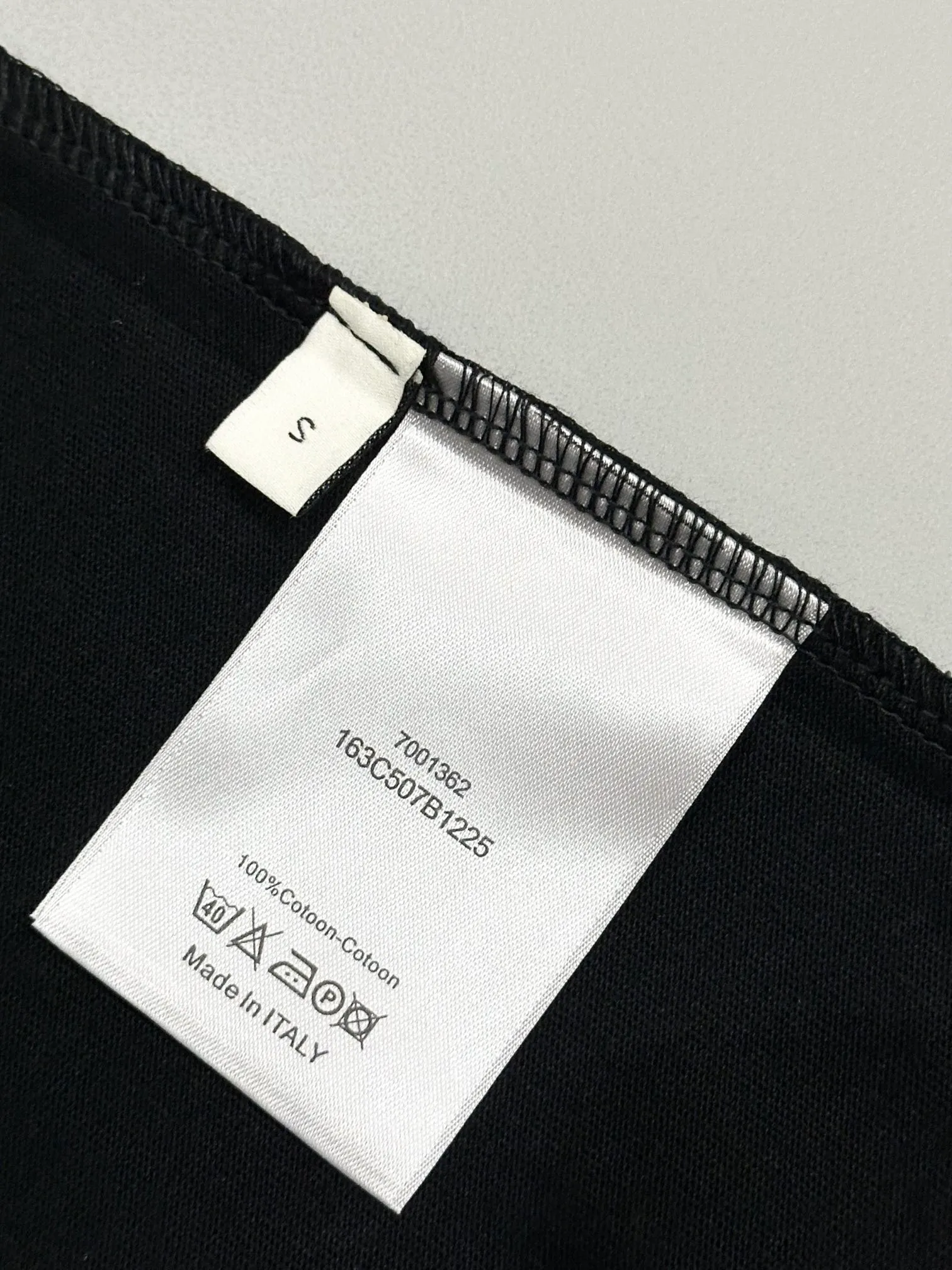 🅿️190 [High quality] Dior's new summer round neck T-shirt, embroidered bottom sequins and toothbrush embroidered English logo short-sleeved T-shirt, toothbrush embroidery technology, same color embroidery. Soft and delicate, 32-count 280g combed cotton fabric, soft and skin-friendly. The workmanship is meticulous and the thickness is moderate. The same style for men and women, loose fit, fashionable and versatile for all ages. All three standards are complete. Color: White~Black Size: S-XL