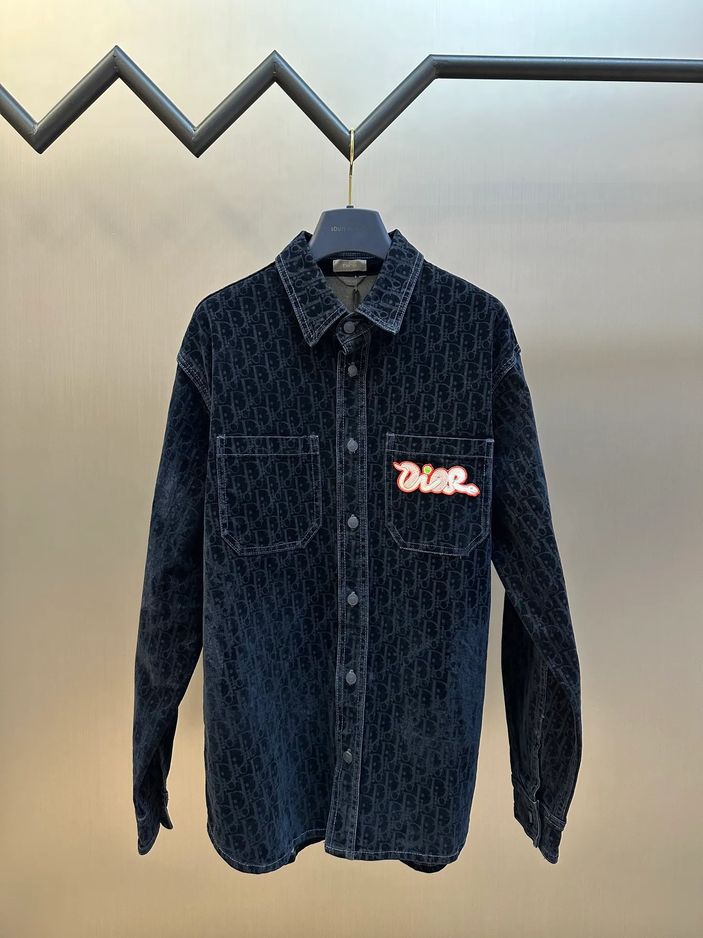 🅿️680 Dior x KAWS joint denim jacket This jacket and shirt is from the DIOR AND KAWS limited series. Crafted from blue cotton-blend denim, it features the classic Oblique print throughout and a green DIOR AND KAWS embroidered patch that reinterprets the Dior logo in a colorful snake shape. Featuring two chest patch pockets, it can be paired with jeans or shorts for a casual yet stylish look.  size:37.38.40.42.44