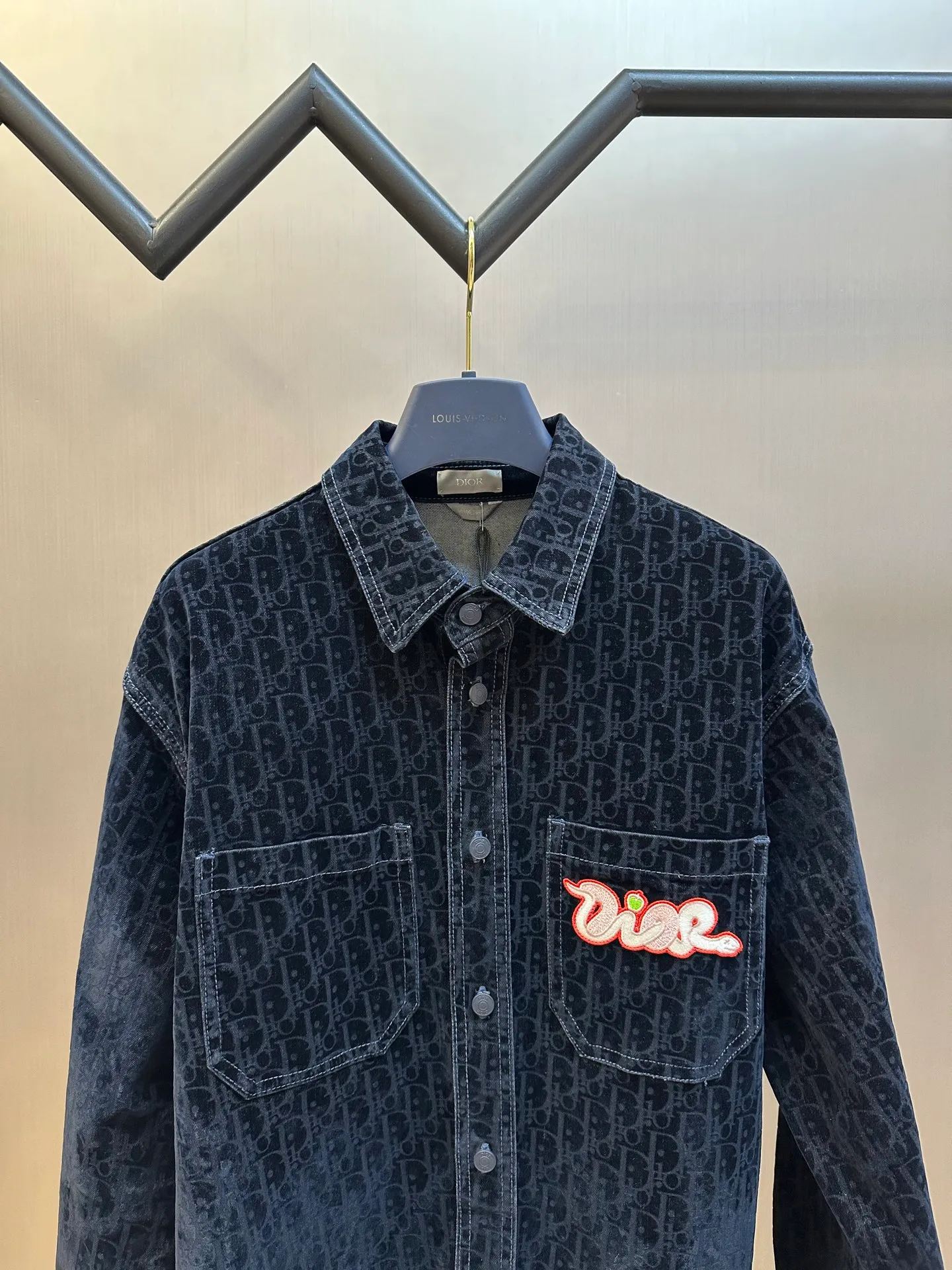 🅿️680 Dior x KAWS joint denim jacket This jacket and shirt is from the DIOR AND KAWS limited series. Crafted from blue cotton-blend denim, it features the classic Oblique print throughout and a green DIOR AND KAWS embroidered patch that reinterprets the Dior logo in a colorful snake shape. Featuring two chest patch pockets, it can be paired with jeans or shorts for a casual yet stylish look.  size:37.38.40.42.44