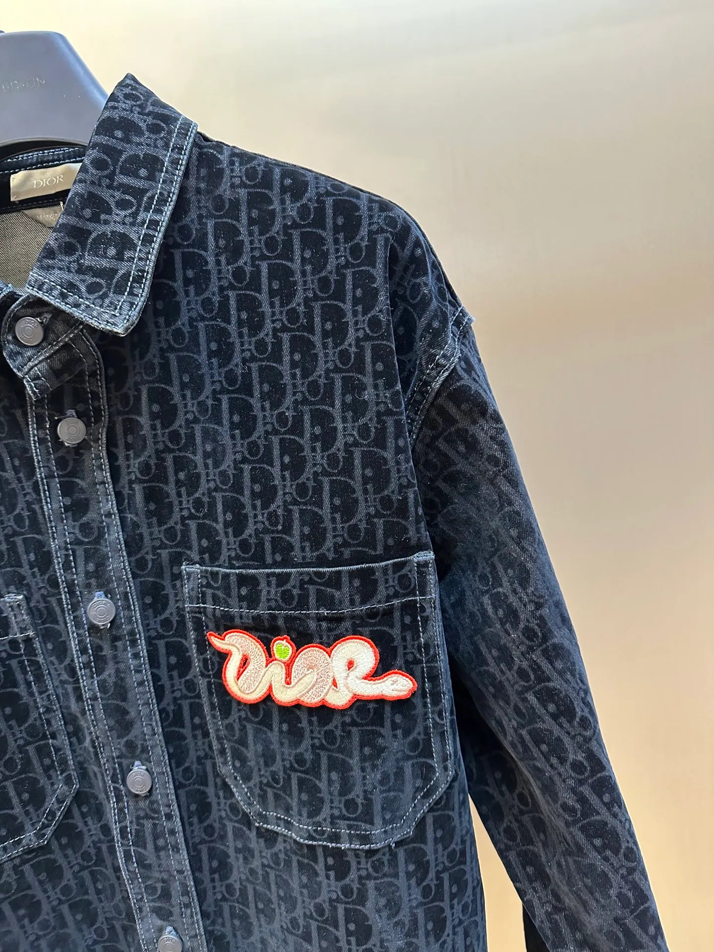 🅿️680 Dior x KAWS joint denim jacket This jacket and shirt is from the DIOR AND KAWS limited series. Crafted from blue cotton-blend denim, it features the classic Oblique print throughout and a green DIOR AND KAWS embroidered patch that reinterprets the Dior logo in a colorful snake shape. Featuring two chest patch pockets, it can be paired with jeans or shorts for a casual yet stylish look.  size:37.38.40.42.44