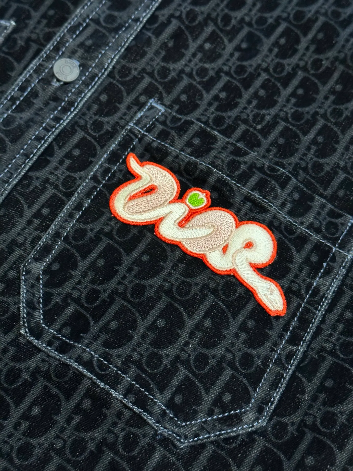 🅿️680 Dior x KAWS joint denim jacket This jacket and shirt is from the DIOR AND KAWS limited series. Crafted from blue cotton-blend denim, it features the classic Oblique print throughout and a green DIOR AND KAWS embroidered patch that reinterprets the Dior logo in a colorful snake shape. Featuring two chest patch pockets, it can be paired with jeans or shorts for a casual yet stylish look.  size:37.38.40.42.44