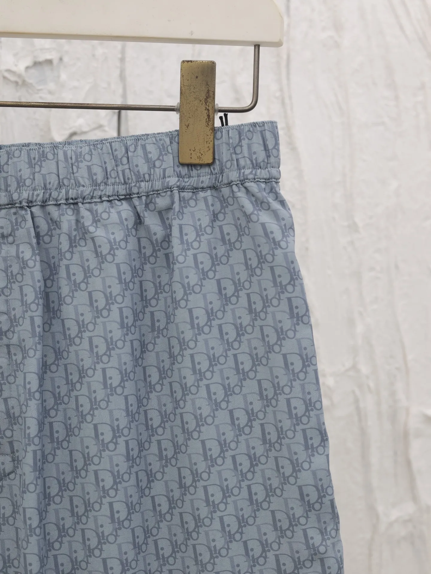 🅿️390 Dio*/Dior mulberry silk and cotton blended jacquard fabric Obliaue jacquard suit shorts This is from the 2024 beachwear limited series, highlighting the classic Oblique print. Carefully crafted from mulberry silk and cotton blended jacquard fabrics, it features a rounded hem design for a casual style. Wear with the matching pieces for a sophisticated summer look.  Size：S/M/L/XL