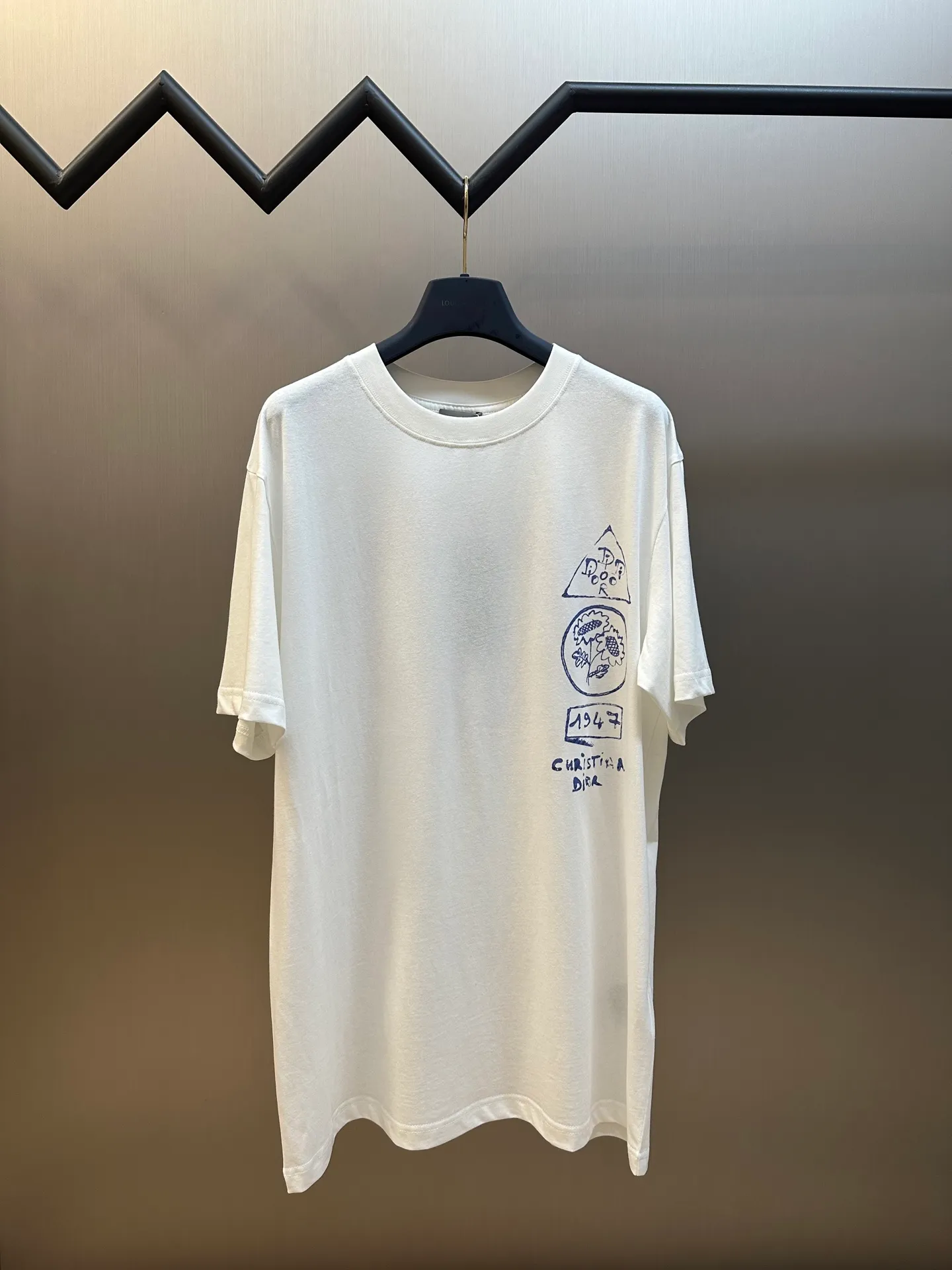 🅿️260 DIOR 25 Pink Circle Print Short Sleeve This T-shirt displays the logo from this season’s DIOR AND HYLTON NEL joint series. Crafted from blue cotton-jersey, it has a classic silhouette with a ribbed crew neck and a contrasting print on the front and back for added style. Cut for a relaxed fit, wear it with track pants or jeans.  size：xs s m l
