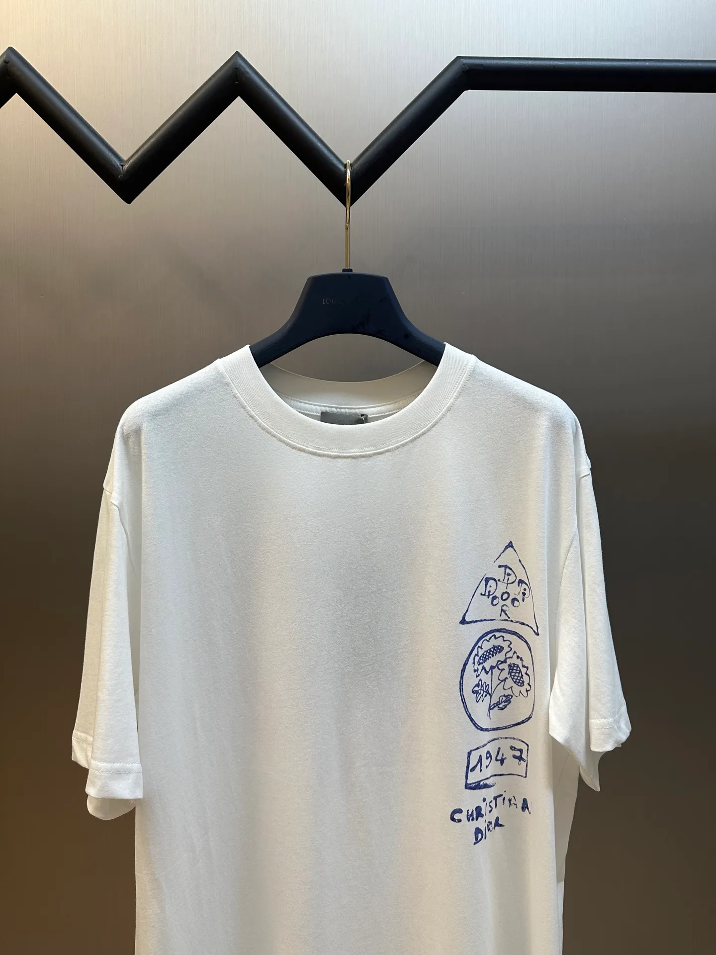 🅿️260 DIOR 25 Pink Circle Print Short Sleeve This T-shirt displays the logo from this season’s DIOR AND HYLTON NEL joint series. Crafted from blue cotton-jersey, it has a classic silhouette with a ribbed crew neck and a contrasting print on the front and back for added style. Cut for a relaxed fit, wear it with track pants or jeans.  size：xs s m l
