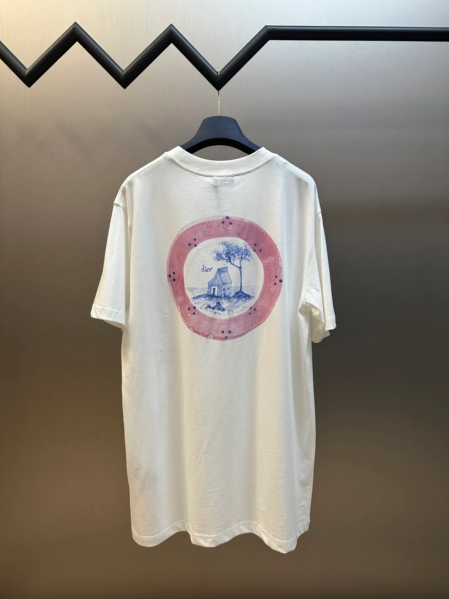 🅿️260 DIOR 25 Pink Circle Print Short Sleeve This T-shirt displays the logo from this season’s DIOR AND HYLTON NEL joint series. Crafted from blue cotton-jersey, it has a classic silhouette with a ribbed crew neck and a contrasting print on the front and back for added style. Cut for a relaxed fit, wear it with track pants or jeans.  size：xs s m l