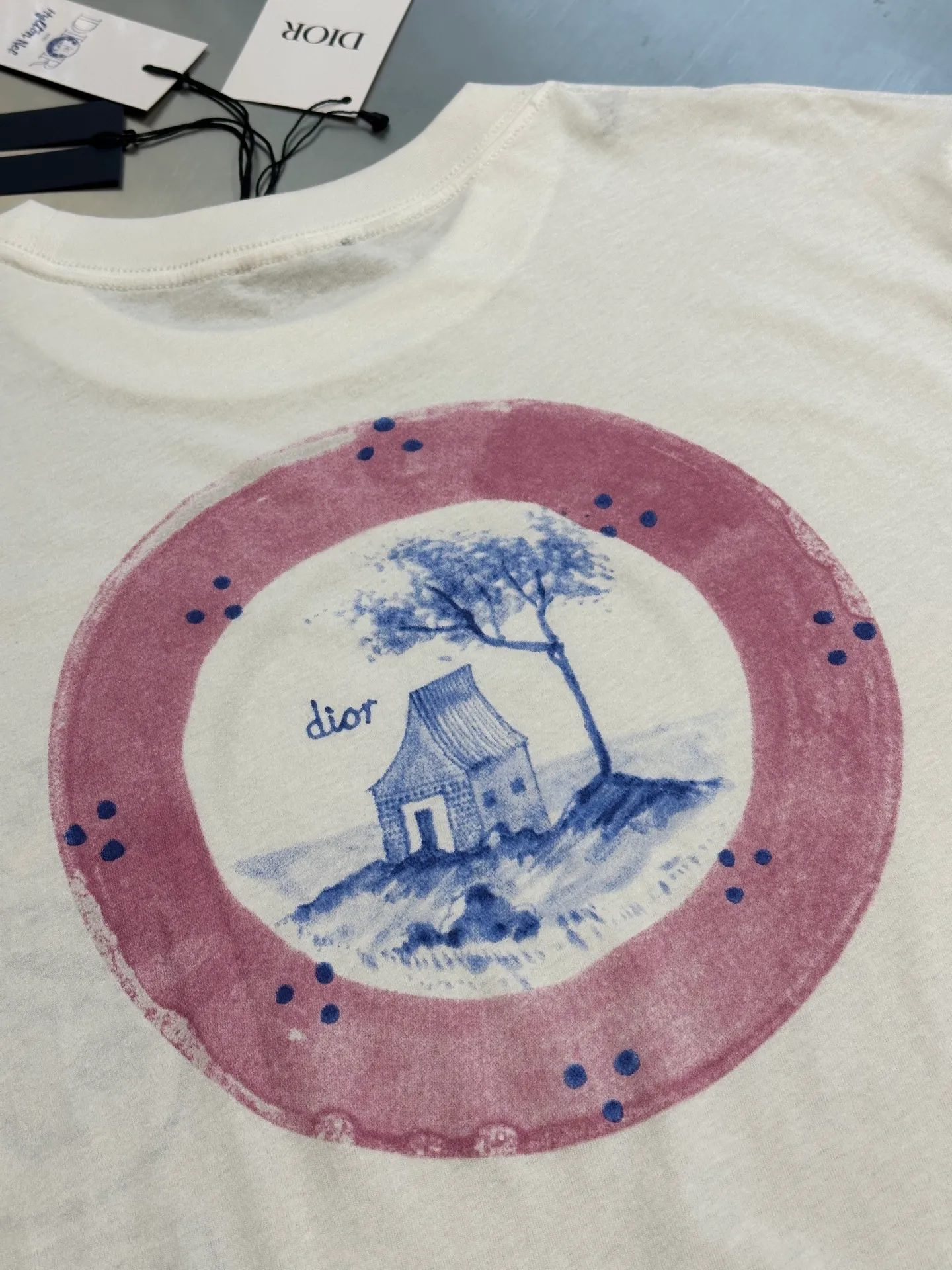 🅿️260 DIOR 25 Pink Circle Print Short Sleeve This T-shirt displays the logo from this season’s DIOR AND HYLTON NEL joint series. Crafted from blue cotton-jersey, it has a classic silhouette with a ribbed crew neck and a contrasting print on the front and back for added style. Cut for a relaxed fit, wear it with track pants or jeans.  size：xs s m l