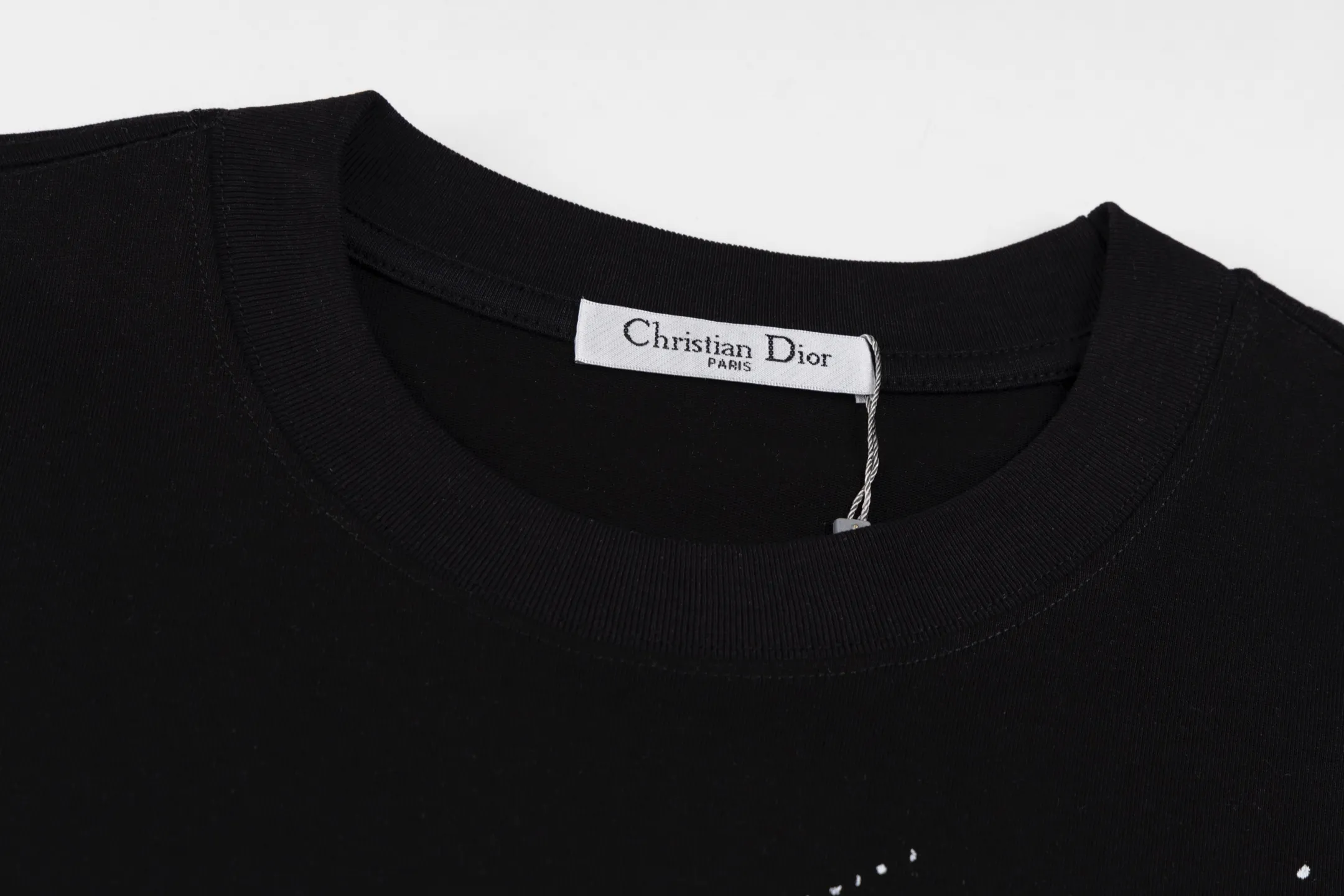 🅿️170 Style No. #Z105 Dior colorful graffiti letter round neck short-sleeved DIOR official website consistent style Fabric: 32-count double yarn 280g pure cotton fabric Weaving and dyeing threads of the same color in the same cylinder Process: imported machine white ink direct-jet printing Supporting: complete three labels Cardboard oil paper code sticker packaging High temperature pre-shrinking process before production, no shrinkage and deformation Imported machine professional plate production os version Can wear up to 200 pounds. The size is measured manually. The error of 2-3cm is normal. Color: black white size: s m l xl