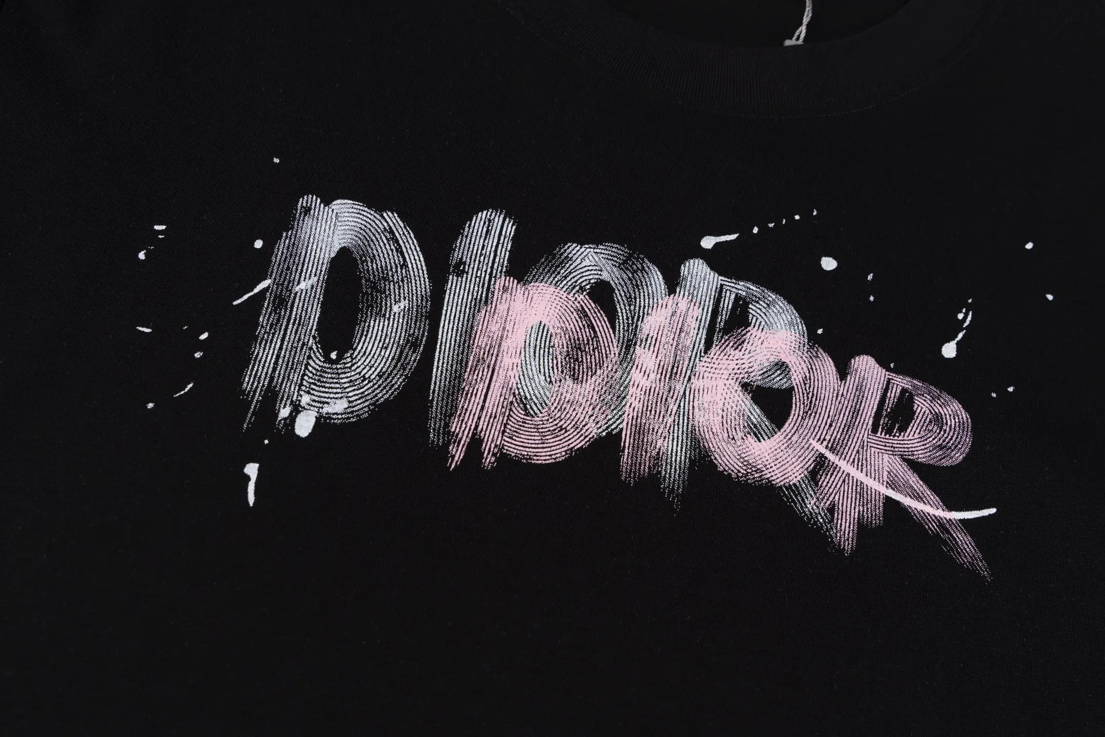 🅿️170 Style No. #Z105 Dior colorful graffiti letter round neck short-sleeved DIOR official website consistent style Fabric: 32-count double yarn 280g pure cotton fabric Weaving and dyeing threads of the same color in the same cylinder Process: imported machine white ink direct-jet printing Supporting: complete three labels Cardboard oil paper code sticker packaging High temperature pre-shrinking process before production, no shrinkage and deformation Imported machine professional plate production os version Can wear up to 200 pounds. The size is measured manually. The error of 2-3cm is normal. Color: black white size: s m l xl