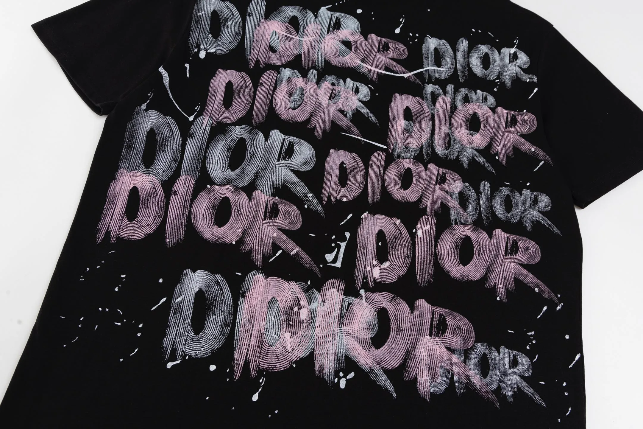 🅿️170 Style No. #Z105 Dior colorful graffiti letter round neck short-sleeved DIOR official website consistent style Fabric: 32-count double yarn 280g pure cotton fabric Weaving and dyeing threads of the same color in the same cylinder Process: imported machine white ink direct-jet printing Supporting: complete three labels Cardboard oil paper code sticker packaging High temperature pre-shrinking process before production, no shrinkage and deformation Imported machine professional plate production os version Can wear up to 200 pounds. The size is measured manually. The error of 2-3cm is normal. Color: black white size: s m l xl