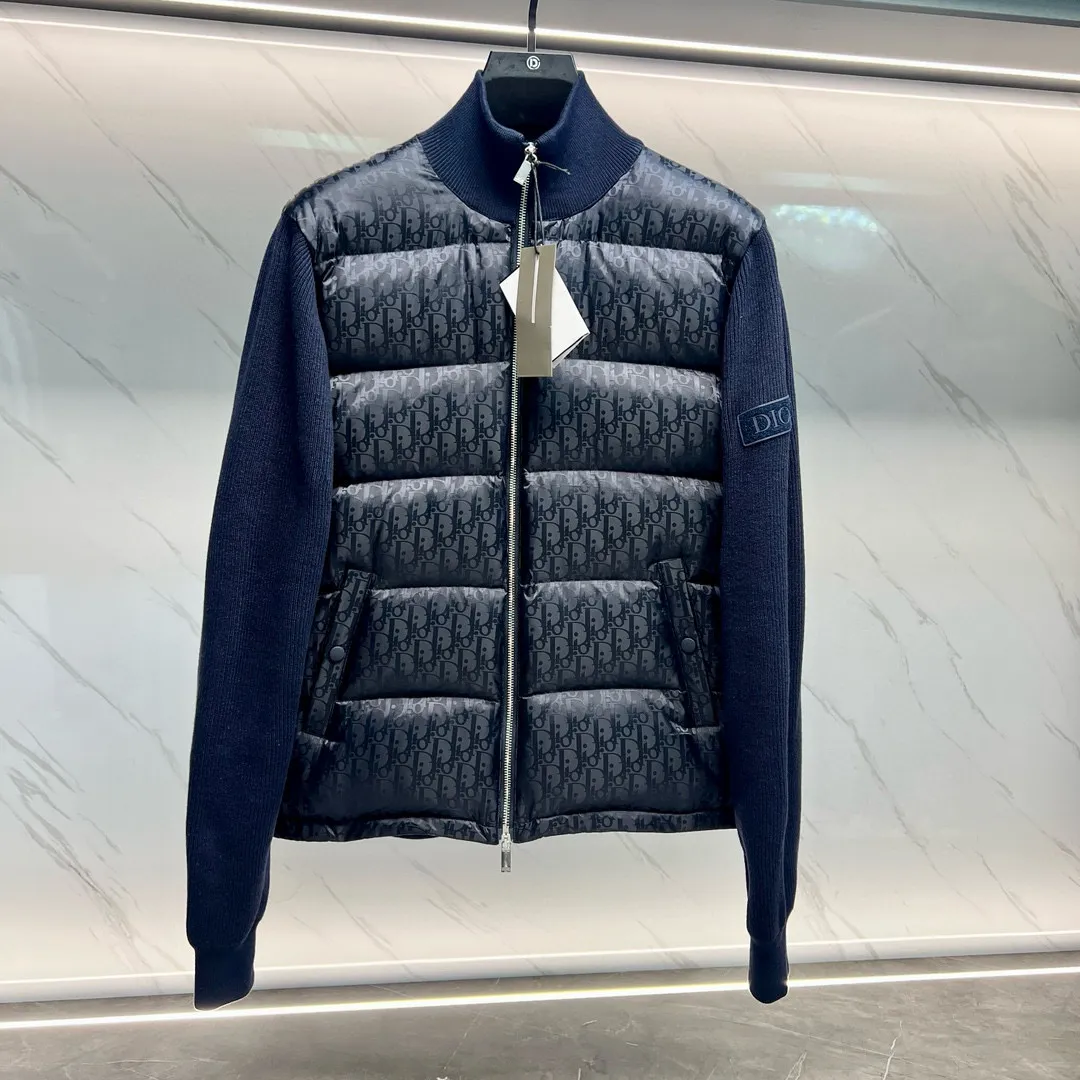 🅿️800 Dior CD Home Navy Blue Our very slow hardware comes from the hardware zippers and electroplating process imported from Taiwan. You can compare my zipper with other zippers. You can listen to the sound of the zipper. It is tight, smooth, smooth and smooth. Secondly, our buttons are all facing in one direction. The buttons use the latest technology TPU apron. The reset is more sensitive than ordinary metal. The tensioner damping has higher precision in each hand, is more wear-resistant, and is more durable. Third, please note that wool products are bound to pill, but the probability of pilling varies depending on the time and place of use (it is recommended not to buy it). Fourth, please put mothballs on wool products when they are not being worn. The fabric is still made using Japan's Mitsubishi Textile jacquard technology with a high density of 150,000 stitches per square centimeter. It is then dip-dyed with pure water from Japan's Komatsu Refining Co., Ltd. in non-circulating segments, ensuring that every square foot of cloth on your body can be colorful with small color difference and energetic reflections can be seen on the sides. All pockets are made of pure cotton TR cloth. Pockets are the places we touch most during use. It may be touched hundreds of times a day, so we insist on saving money, and you can't tell if we can reduce the cost by 10 yuan. However, in order to pursue durability, and the original FK, we still choose the fabric used to make overalls as pocket cloth. This kind of fabric is widely used to make overalls, suit pants, suits, outdoor camping, and jungle trekking fabrics, so there is no problem if you touch your pockets hundreds of times a day. 95% pure white duck down, top-notch world-destroying version, and only made in one order. Hurry up and put it on the shelves, it may be taken off the shelves soon. Color: black, navy blue, gray Size: 44, 46, 48, 50, 52
