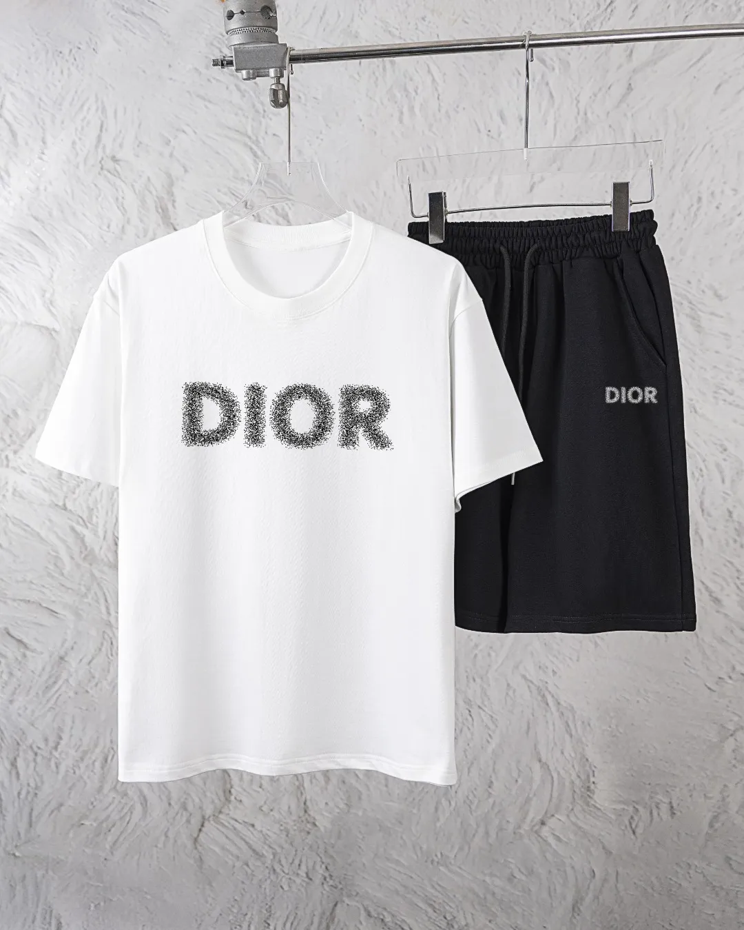 🅿️300 Dior Exclusively supplies the new trendy men’s fashionable round neck short-sleeved shorts suit, trendy and fashionable casual short-sleeved suit! It has high breathability and comfort, impeccable details, and brand element design concept, reflecting high quality. It presents a casual cut and the upper body shape is great! Material: 250g Xinjiang long-staple cotton short sleeves + 360g pure cotton terry shorts Size: S M L Due to manual measurement, there is a deviation of about 1-3CM in size.