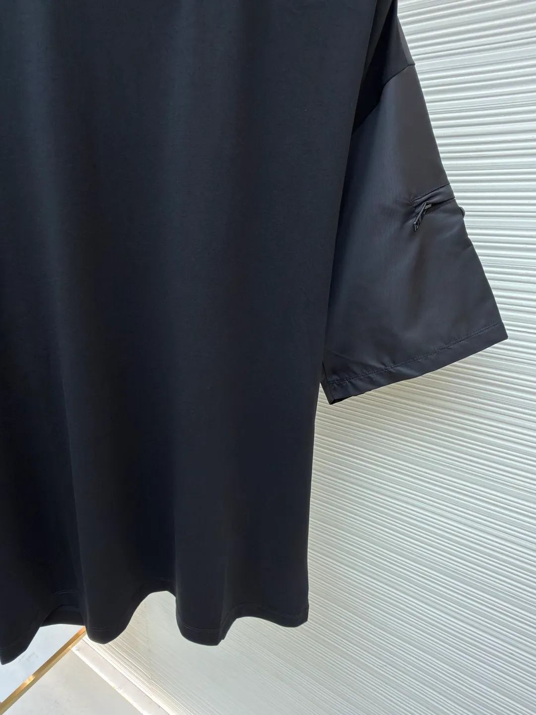 Prada triangle logo inlaid pocket short sleeves ●Original version: Purchased and developed at 9050 ●Item No.: 1682427-A15 ●Fabric: Helium-etched mercerized satin fabric ●Technology: Needle and shuttle stitching ●Color: Black ●Version: Fitted version ●Weight: about 285 grams ●Size: S-M-L-XL ●Description: Customized helium-etched mercerized satin, smooth and delicate, comfortable and close to the skin The iconic enameled triangular metal logo decorates the sleeves. Re-Nylon nylon fabric is used to embellish the square silhouette. Cross-disciplinary aesthetic grafting. Exquisite small pocket design highlights quality and style. It reveals a flexible and relaxed beauty. It is a picture of strolling in the city and deconstructs the attitude of the modern gentleman. The infrared positioning of the "Prada triangle mark" by an imported special machine is more precise and firm. Needle and shuttle stitching technology can make full use of the respective advantages of knitted fabrics and woven fabrics. By choosing the appropriate sewing process and stitches, it can ensure that the splicing parts are strong and beautiful. The template machine opens the bag. The preset template guides the position, shape and size of the bag opening. The accuracy ensures the quality of the bag opening effect. The overall wiring is straight and delicate, the fabric is comfortable and soft, and the color is consistent without color difference. It can be matched with the same style to create a fashionable look and control various occasions. Customized accessories, complete with three standards, same style for men and women!