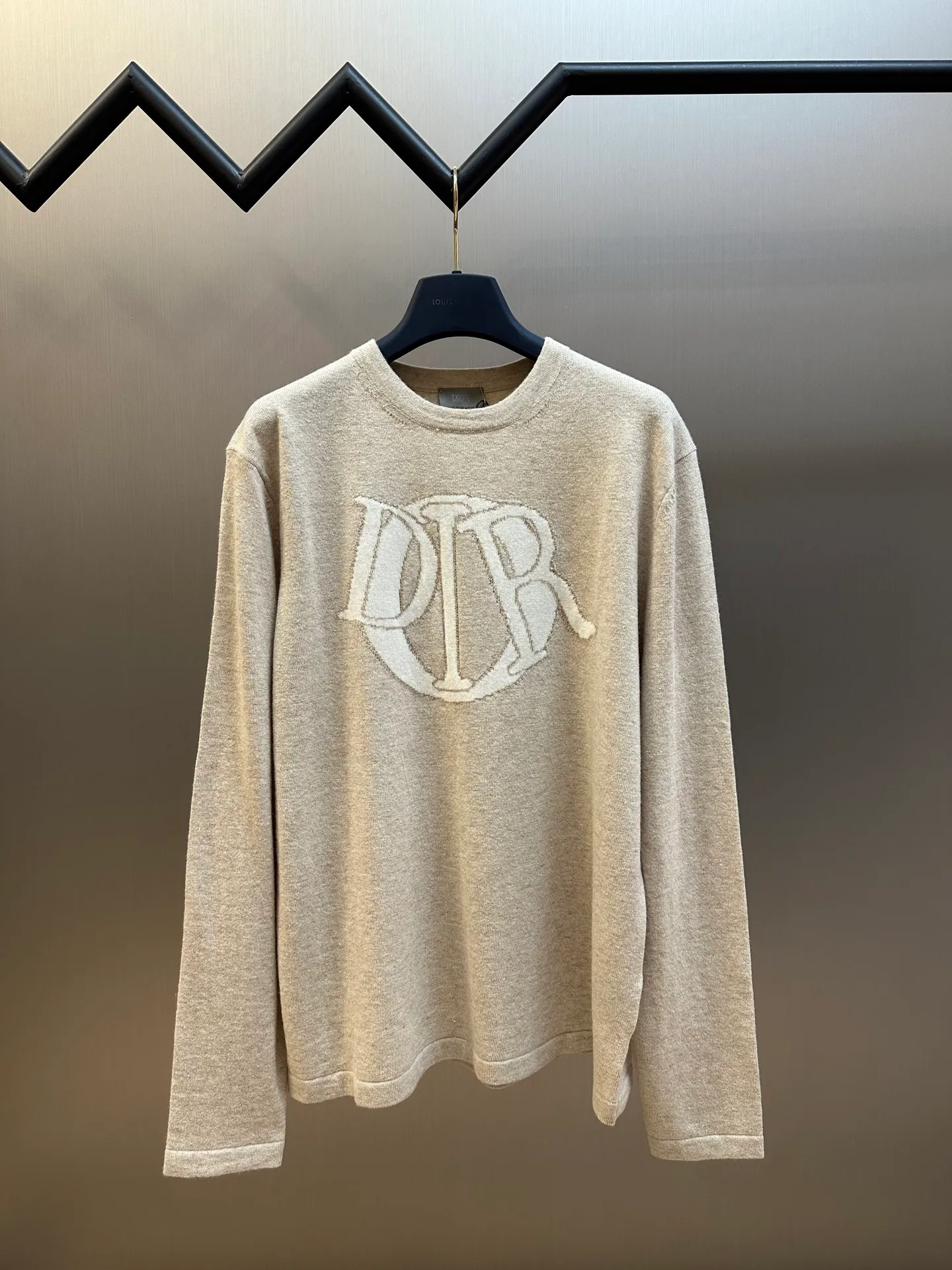 🅿️520 Dior monogram jacquard knitted sweater This Dior Charm sweater reinterprets the classic Dior logo with a graphic design. Crafted from beige sheepskin wool and cashmere-blend jersey, it's personalized with the contrasting Dior Charm signature on the chest. Sleek and modern, it adds elegance to casual looks.  size：xs s m l