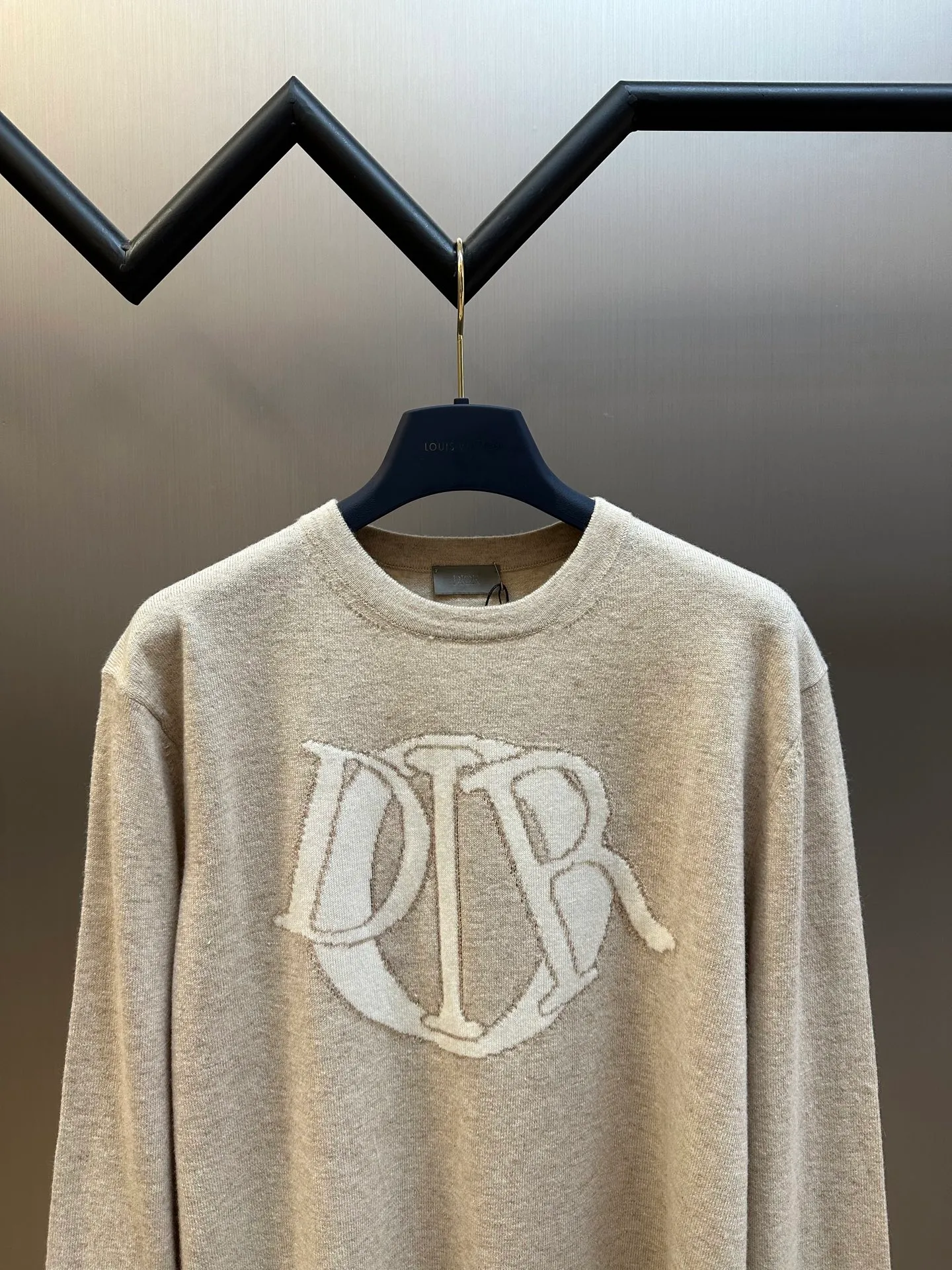 🅿️520 Dior monogram jacquard knitted sweater This Dior Charm sweater reinterprets the classic Dior logo with a graphic design. Crafted from beige sheepskin wool and cashmere-blend jersey, it's personalized with the contrasting Dior Charm signature on the chest. Sleek and modern, it adds elegance to casual looks.  size：xs s m l