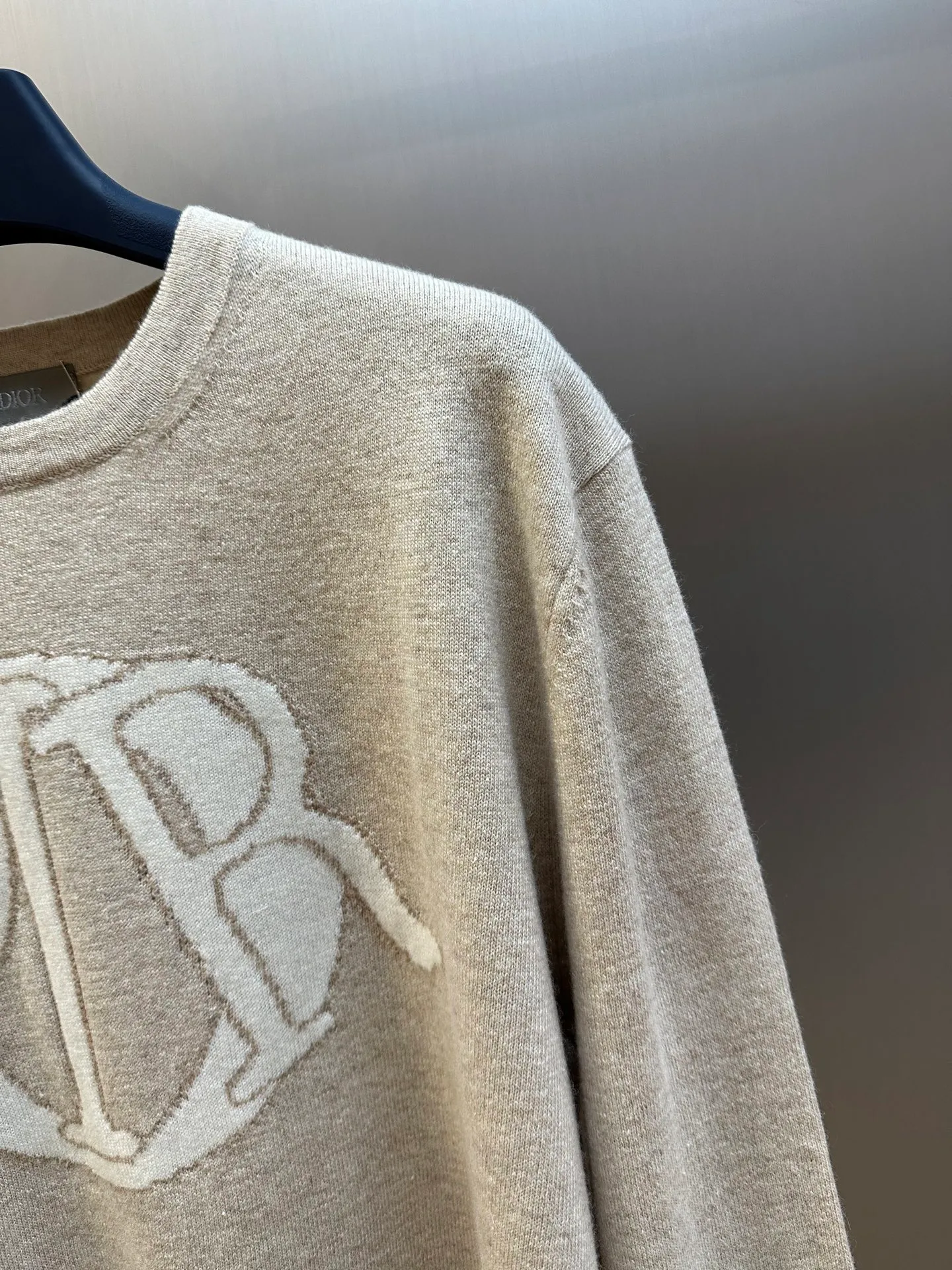 🅿️520 Dior monogram jacquard knitted sweater This Dior Charm sweater reinterprets the classic Dior logo with a graphic design. Crafted from beige sheepskin wool and cashmere-blend jersey, it's personalized with the contrasting Dior Charm signature on the chest. Sleek and modern, it adds elegance to casual looks.  size：xs s m l