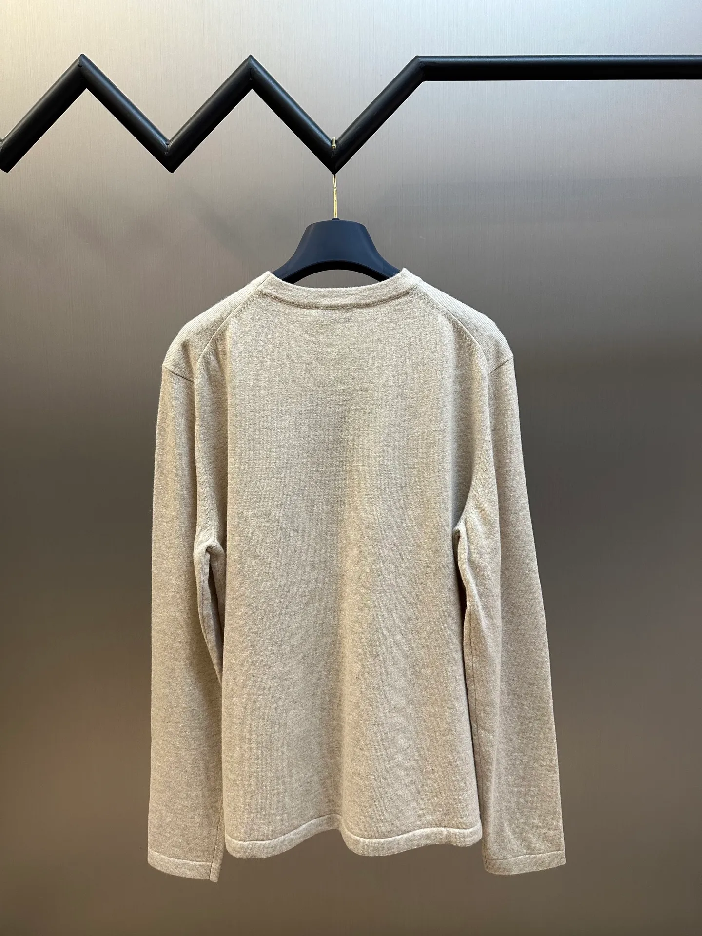 🅿️520 Dior monogram jacquard knitted sweater This Dior Charm sweater reinterprets the classic Dior logo with a graphic design. Crafted from beige sheepskin wool and cashmere-blend jersey, it's personalized with the contrasting Dior Charm signature on the chest. Sleek and modern, it adds elegance to casual looks.  size：xs s m l