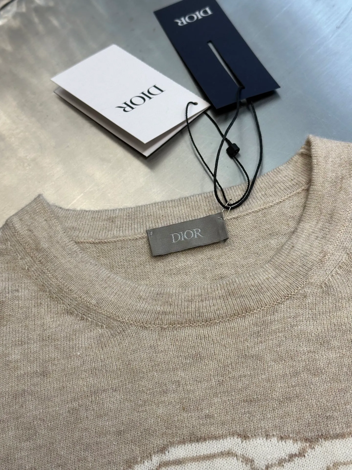 🅿️520 Dior monogram jacquard knitted sweater This Dior Charm sweater reinterprets the classic Dior logo with a graphic design. Crafted from beige sheepskin wool and cashmere-blend jersey, it's personalized with the contrasting Dior Charm signature on the chest. Sleek and modern, it adds elegance to casual looks.  size：xs s m l